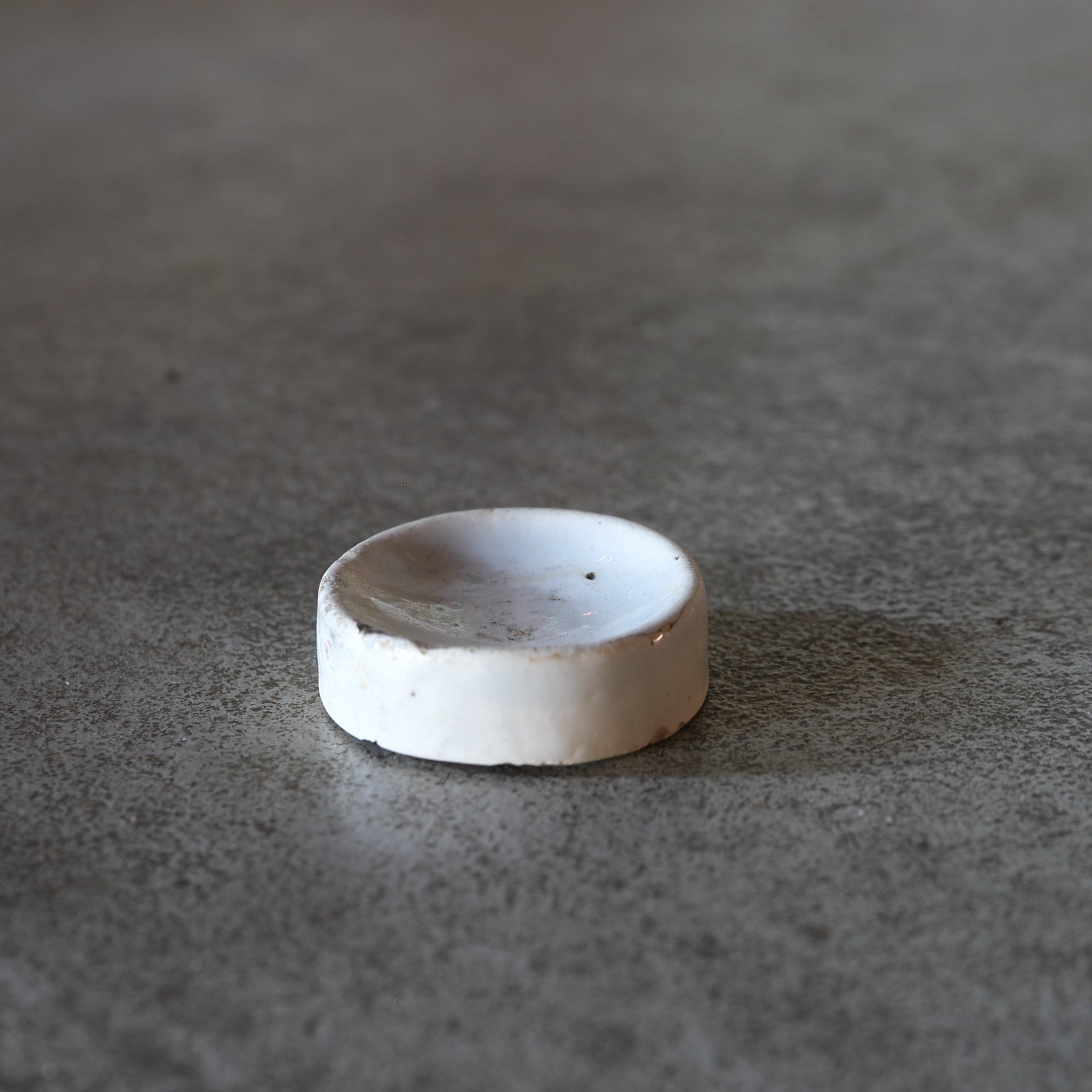 KLEINER BECHER, Delfter Ware, weiß glasiert, 1, Niederländische Antiquität, Frühe Neuzeit(16.–19. Jahrhundert)