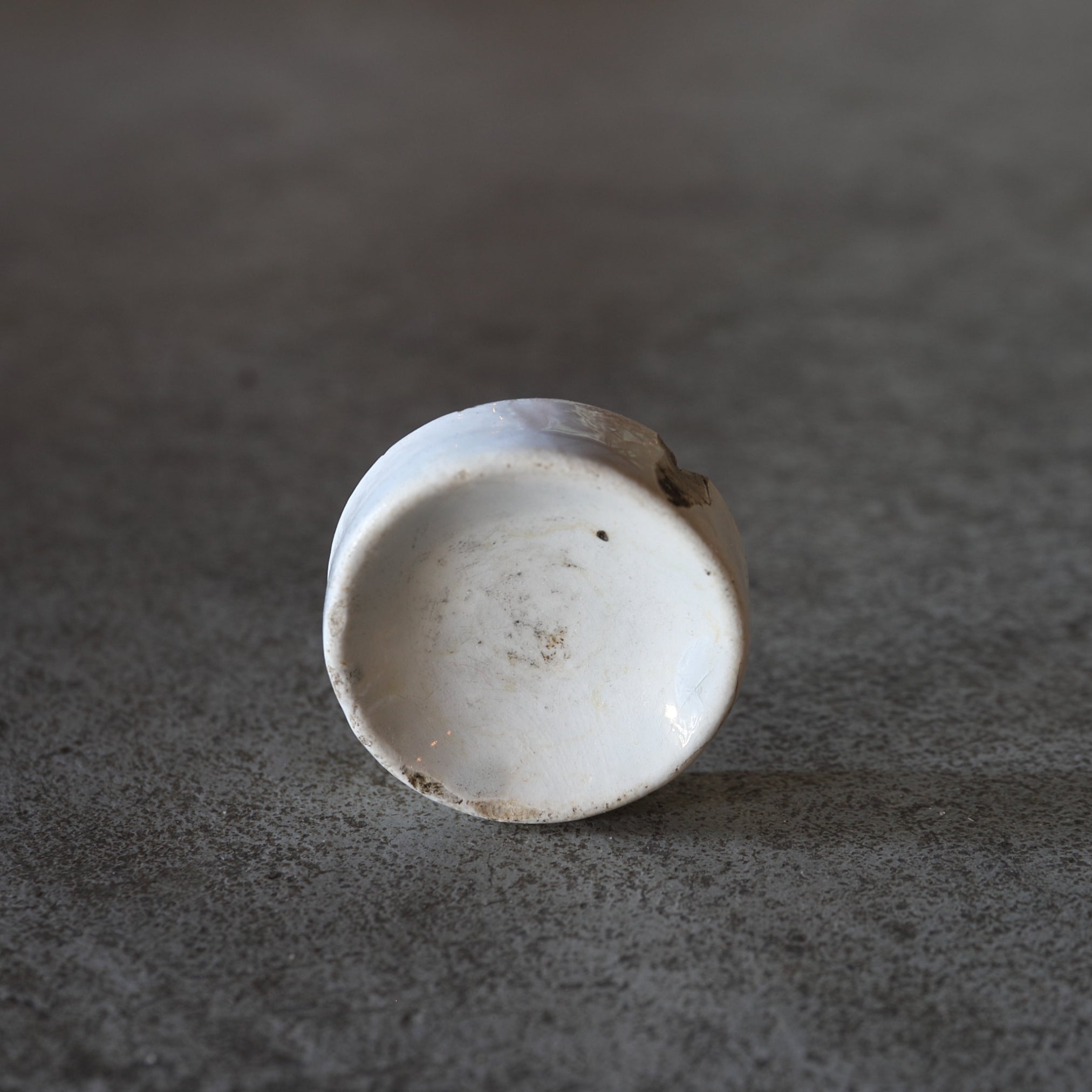 KLEINER BECHER, Delfter Ware, weiß glasiert, 1, Niederländische Antiquität, Frühe Neuzeit(16.–19. Jahrhundert)