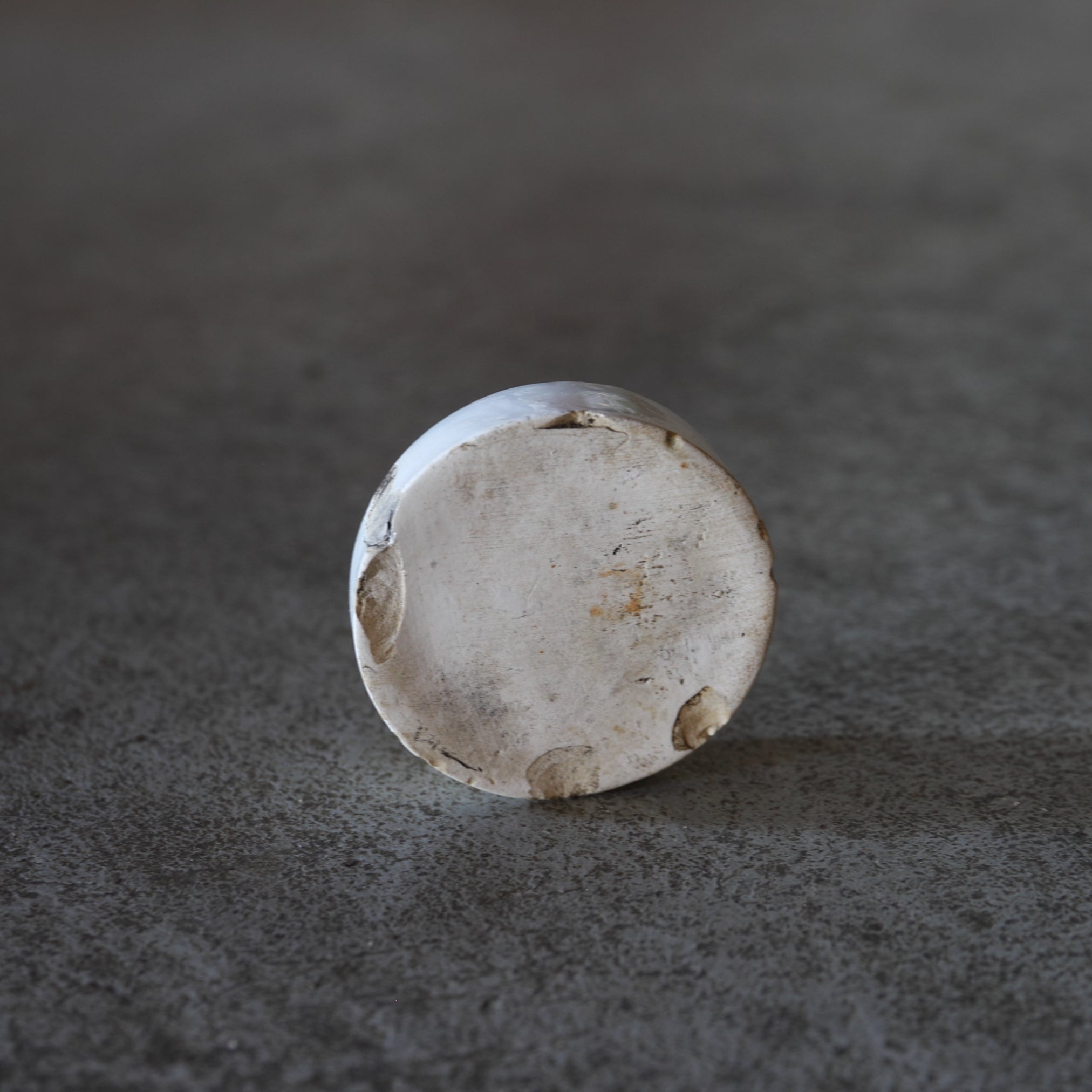 KLEINER BECHER, Delfter Ware, weiß glasiert, 1, Niederländische Antiquität, Frühe Neuzeit(16.–19. Jahrhundert)