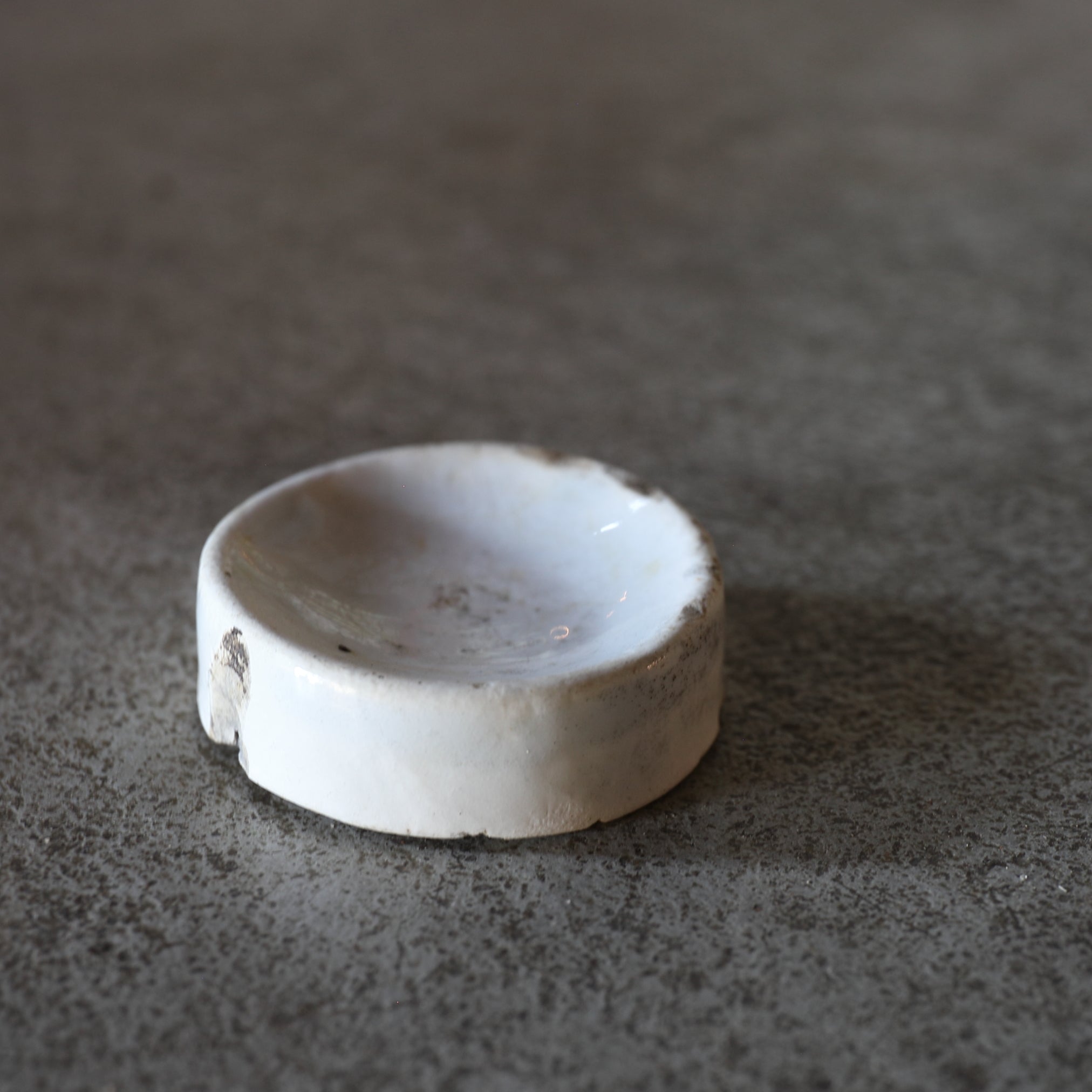 KLEINER BECHER, Delfter Ware, weiß glasiert, 1, Niederländische Antiquität, Frühe Neuzeit(16.–19. Jahrhundert)