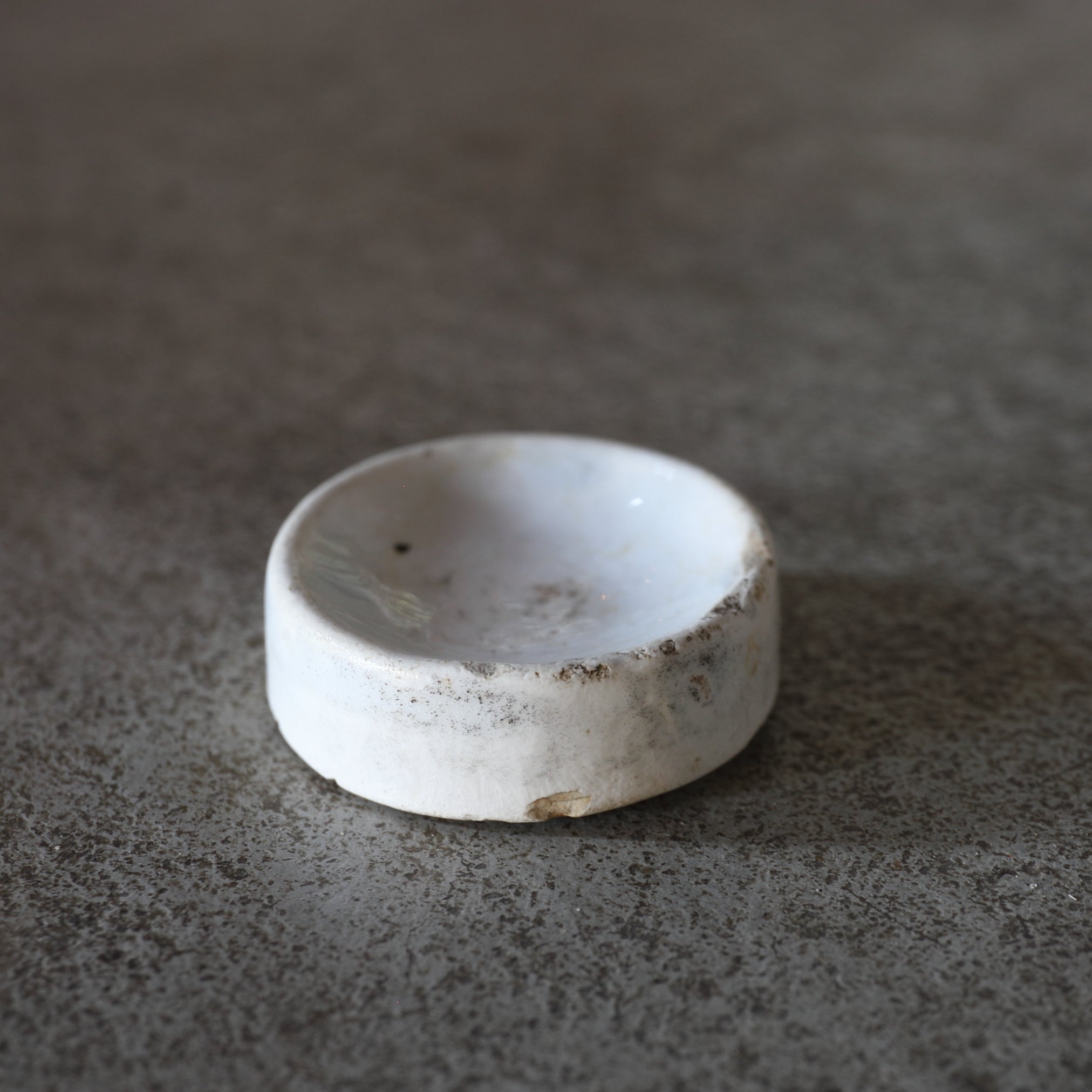 KLEINER BECHER, Delfter Ware, weiß glasiert, 1, Niederländische Antiquität, Frühe Neuzeit(16.–19. Jahrhundert)
