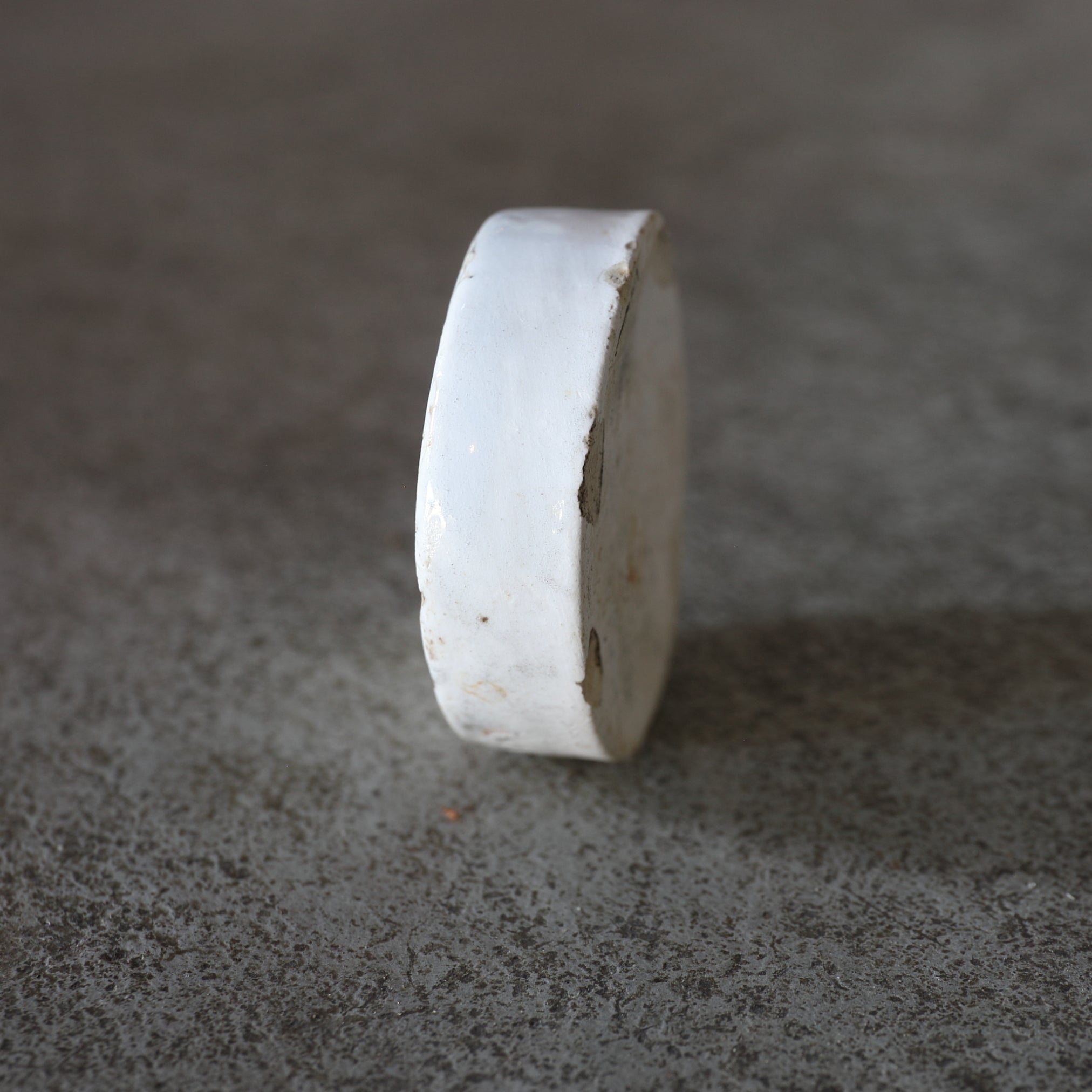 KLEINER BECHER, Delfter Ware, weiß glasiert, 1, Niederländische Antiquität, Frühe Neuzeit(16.–19. Jahrhundert)