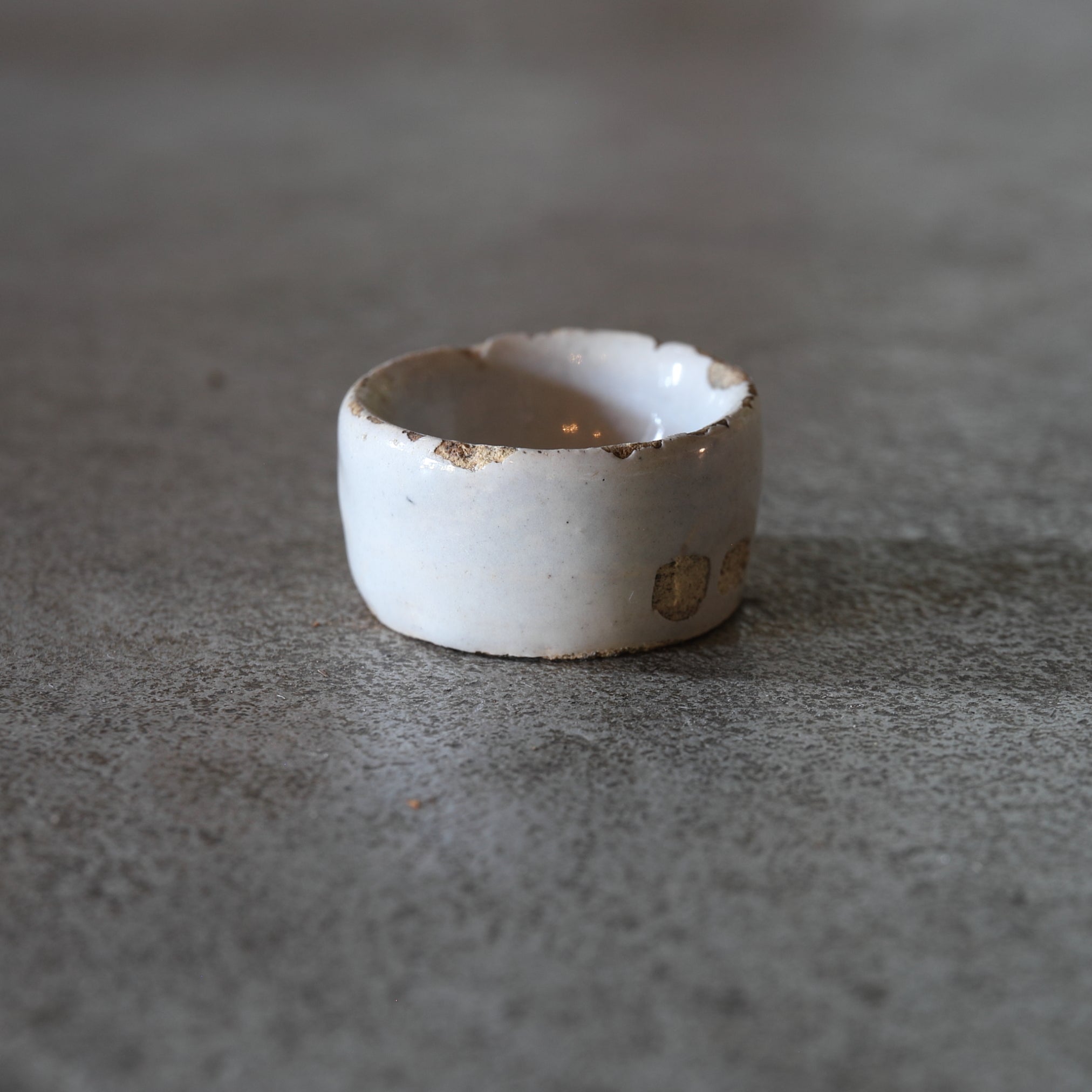 KLEINER BECHER, Delfter Ware, weiß glasiert, 2, Niederländische Antiquität, Frühe Neuzeit(16.–19. Jahrhundert)