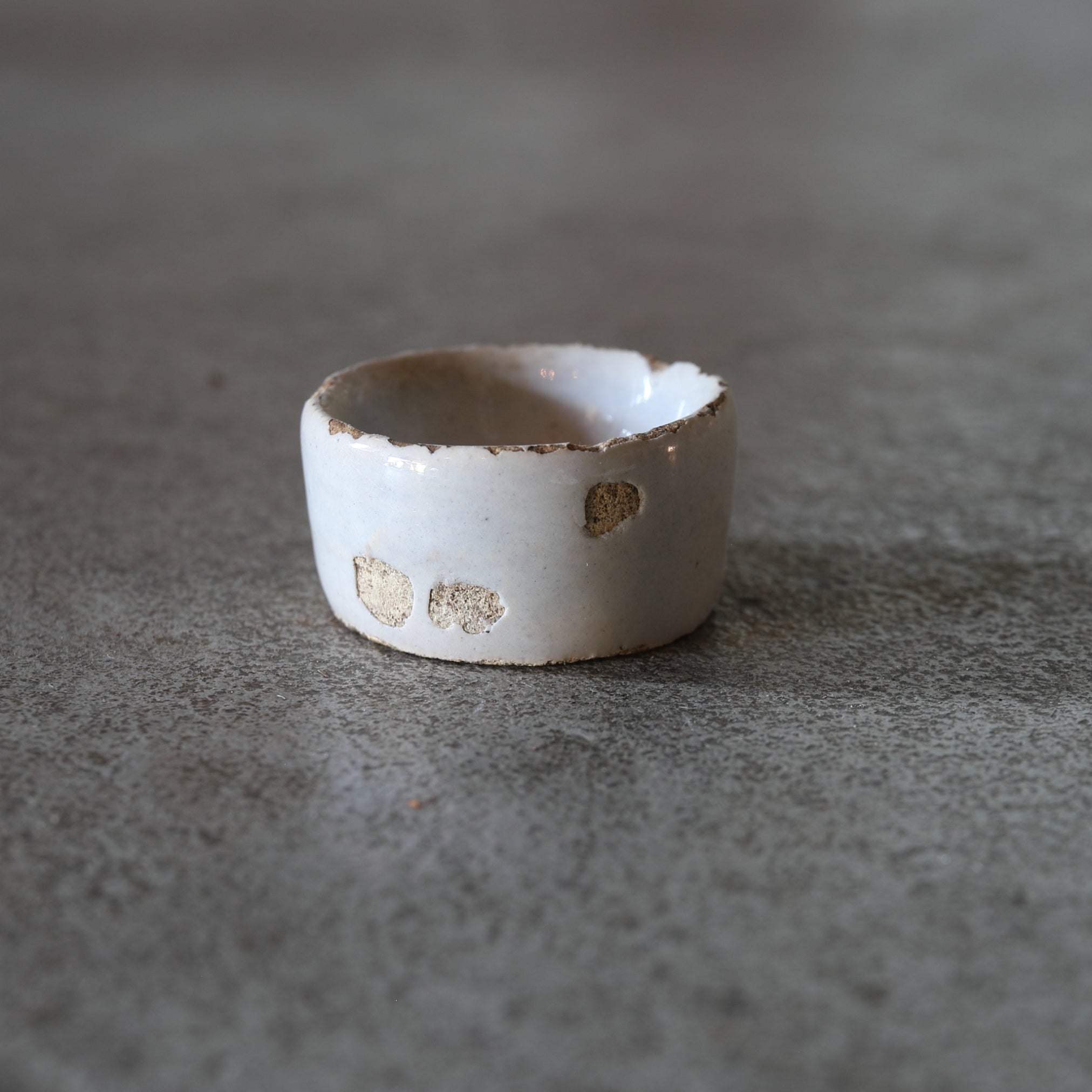 KLEINER BECHER, Delfter Ware, weiß glasiert, 2, Niederländische Antiquität, Frühe Neuzeit(16.–19. Jahrhundert)