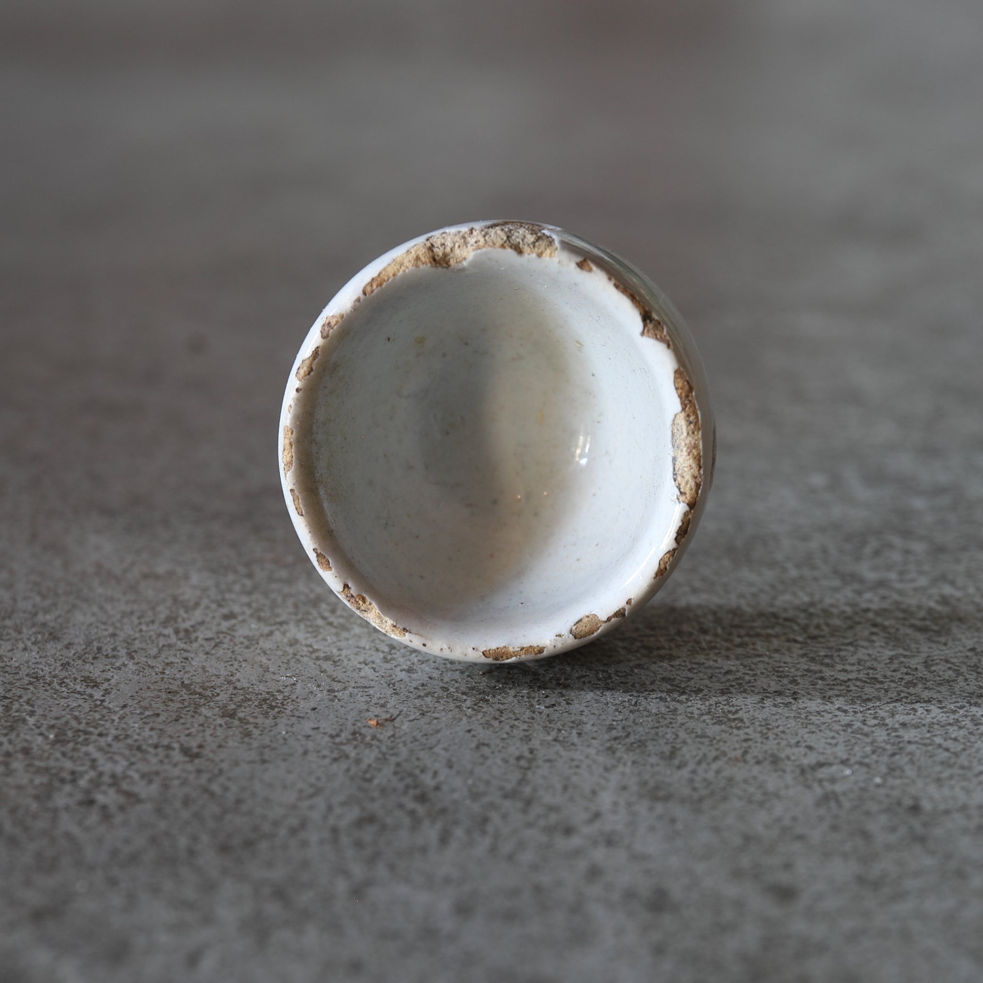KLEINER BECHER, Delfter Ware, weiß glasiert, 2, Niederländische Antiquität, Frühe Neuzeit(16.–19. Jahrhundert)