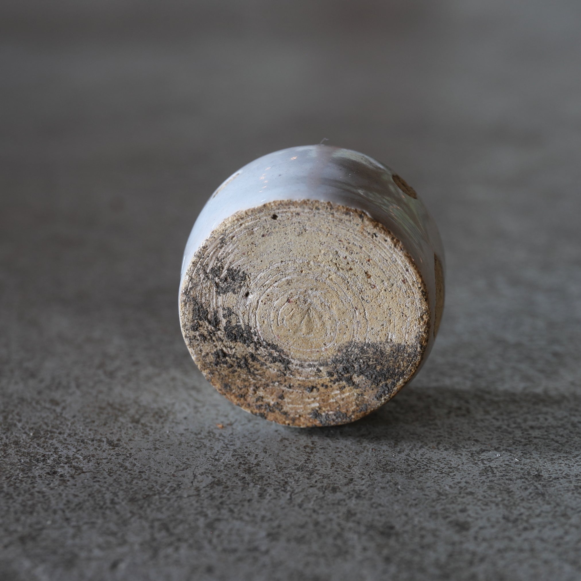 KLEINER BECHER, Delfter Ware, weiß glasiert, 2, Niederländische Antiquität, Frühe Neuzeit(16.–19. Jahrhundert)