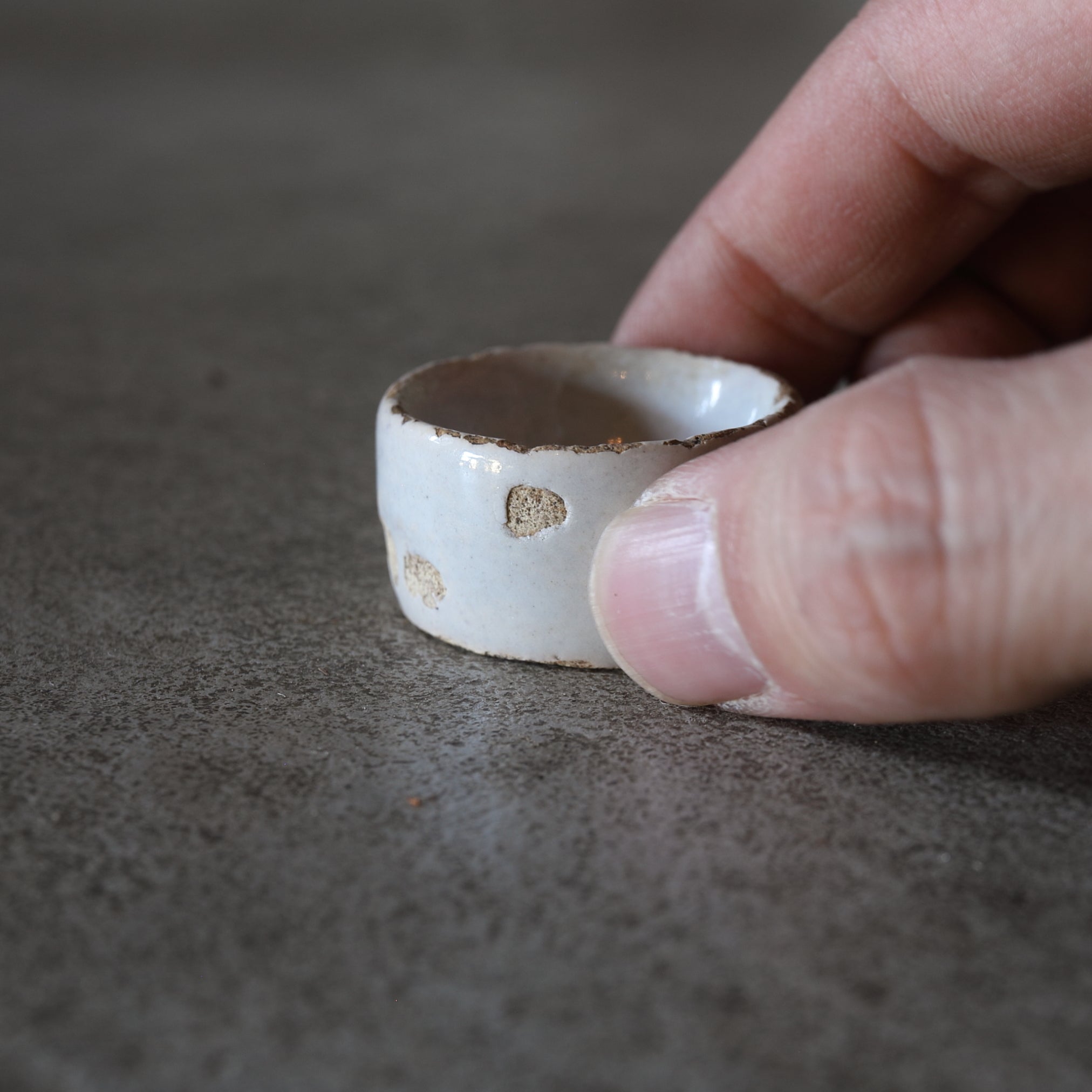 KLEINER BECHER, Delfter Ware, weiß glasiert, 2, Niederländische Antiquität, Frühe Neuzeit(16.–19. Jahrhundert)