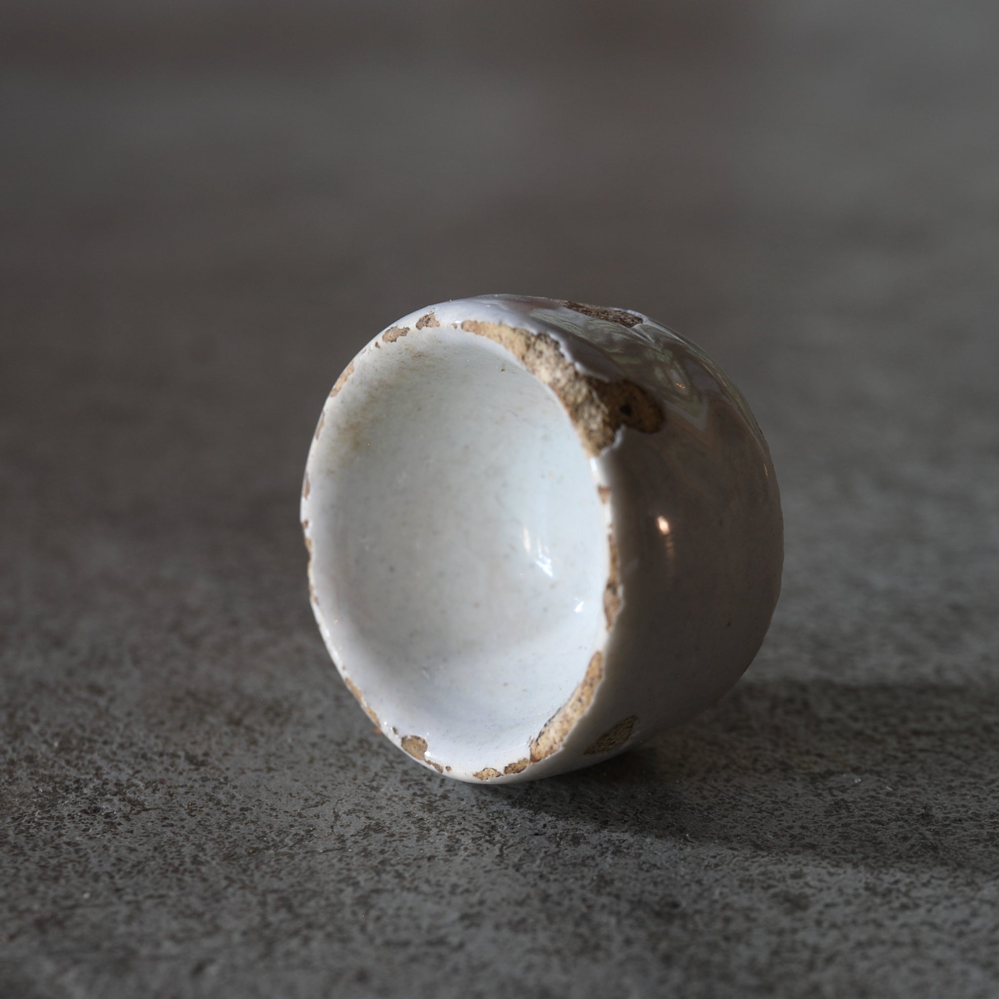 KLEINER BECHER, Delfter Ware, weiß glasiert, 2, Niederländische Antiquität, Frühe Neuzeit(16.–19. Jahrhundert)
