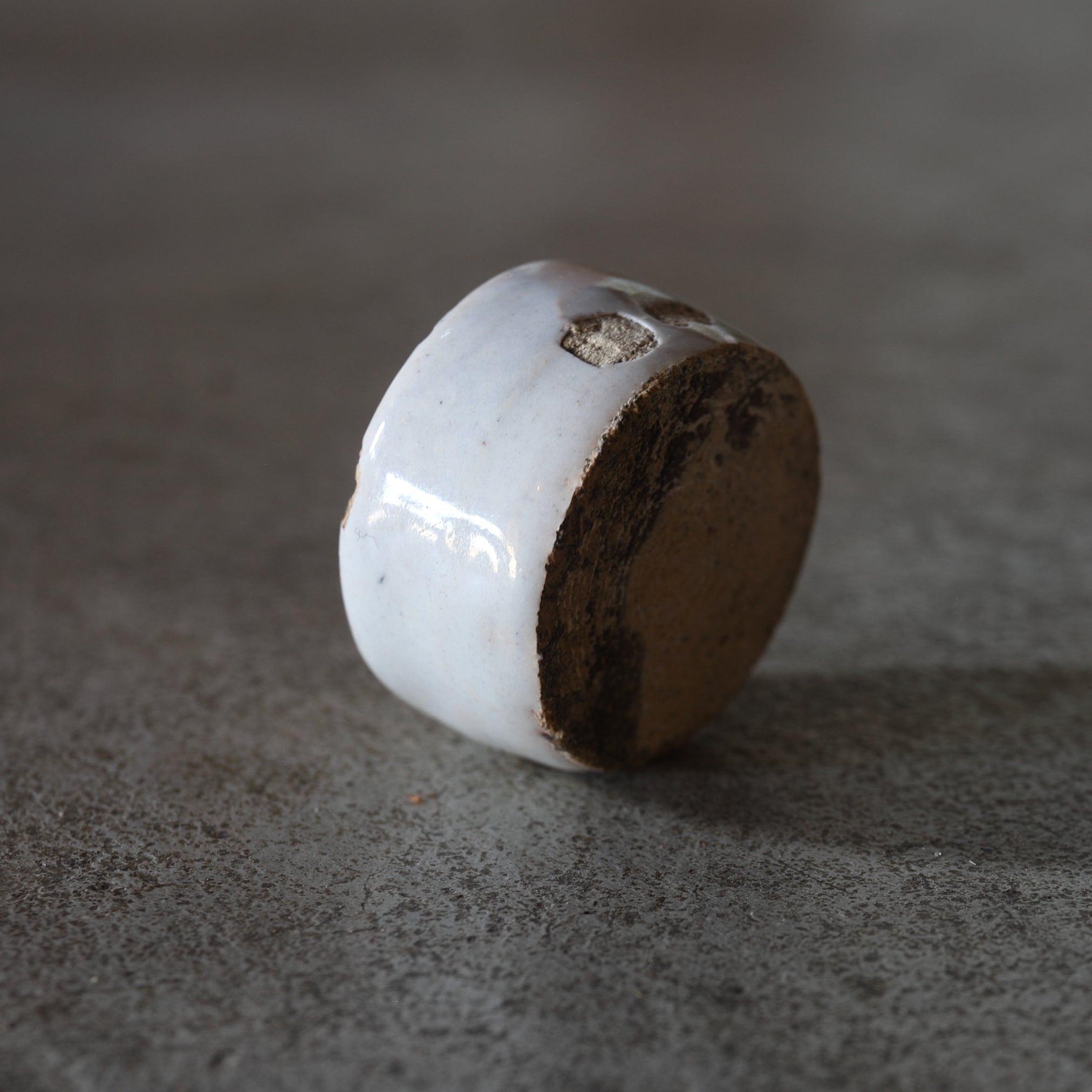 KLEINER BECHER, Delfter Ware, weiß glasiert, 2, Niederländische Antiquität, Frühe Neuzeit(16.–19. Jahrhundert)