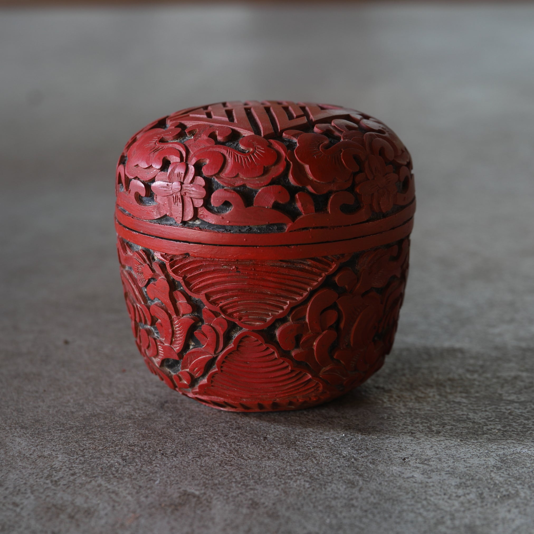 NATSUME VIEJO, Laca tallada roja con diseño de volutas florales, juego de 2, Moderno(Siglos XIX–XX)