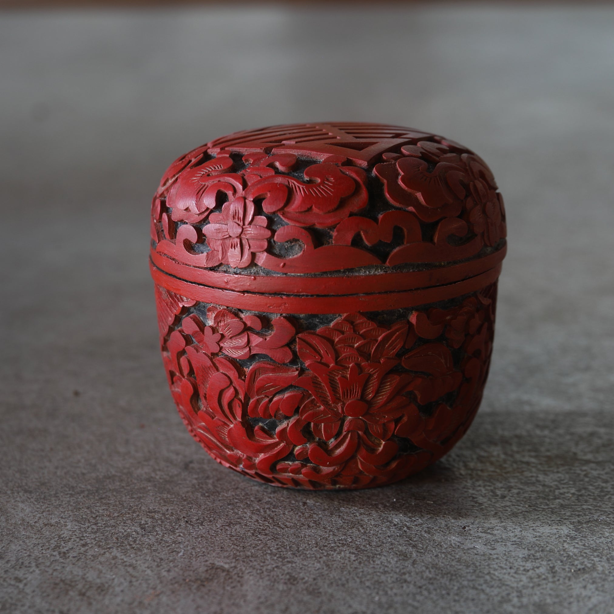 NATSUME VIEJO, Laca tallada roja con diseño de volutas florales, juego de 2, Moderno(Siglos XIX–XX)