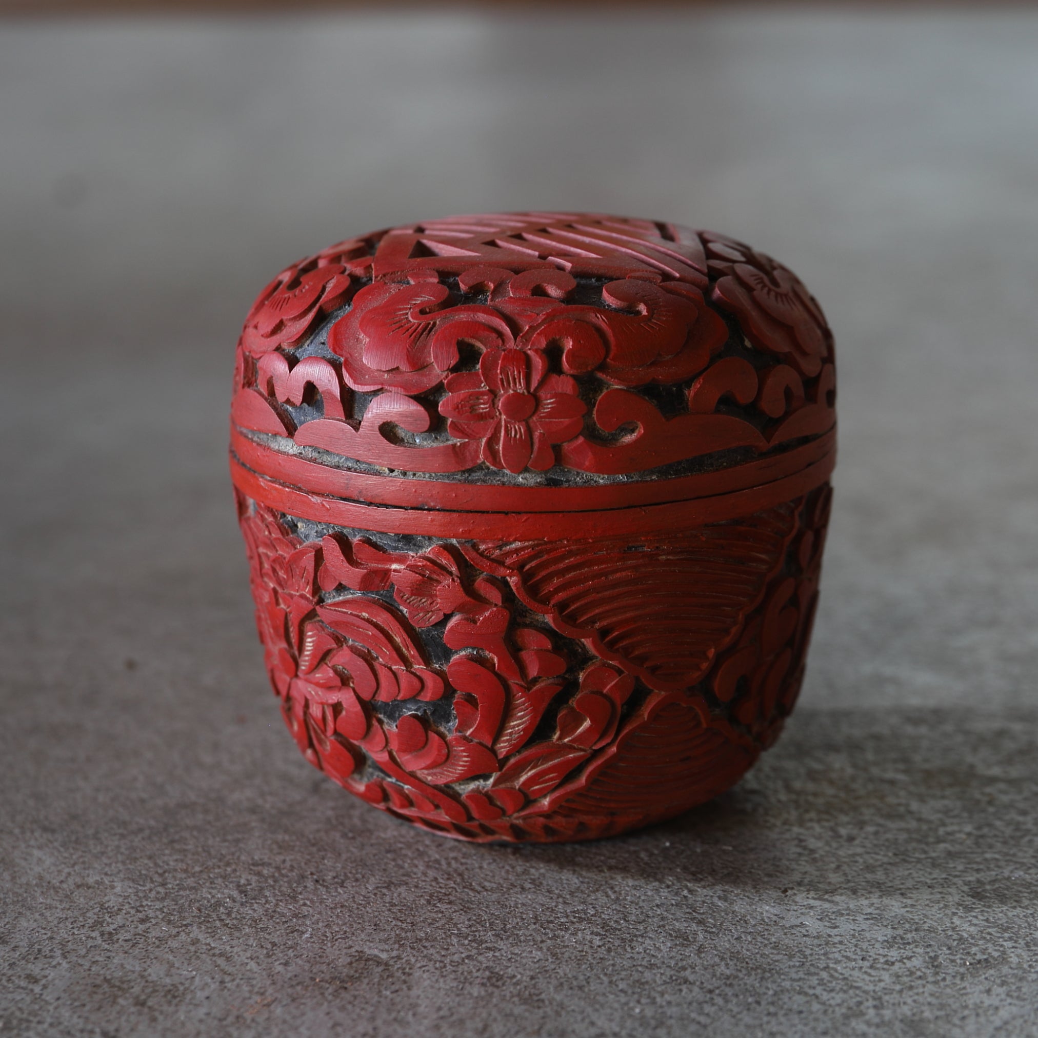 NATSUME VIEJO, Laca tallada roja con diseño de volutas florales, juego de 2, Moderno(Siglos XIX–XX)