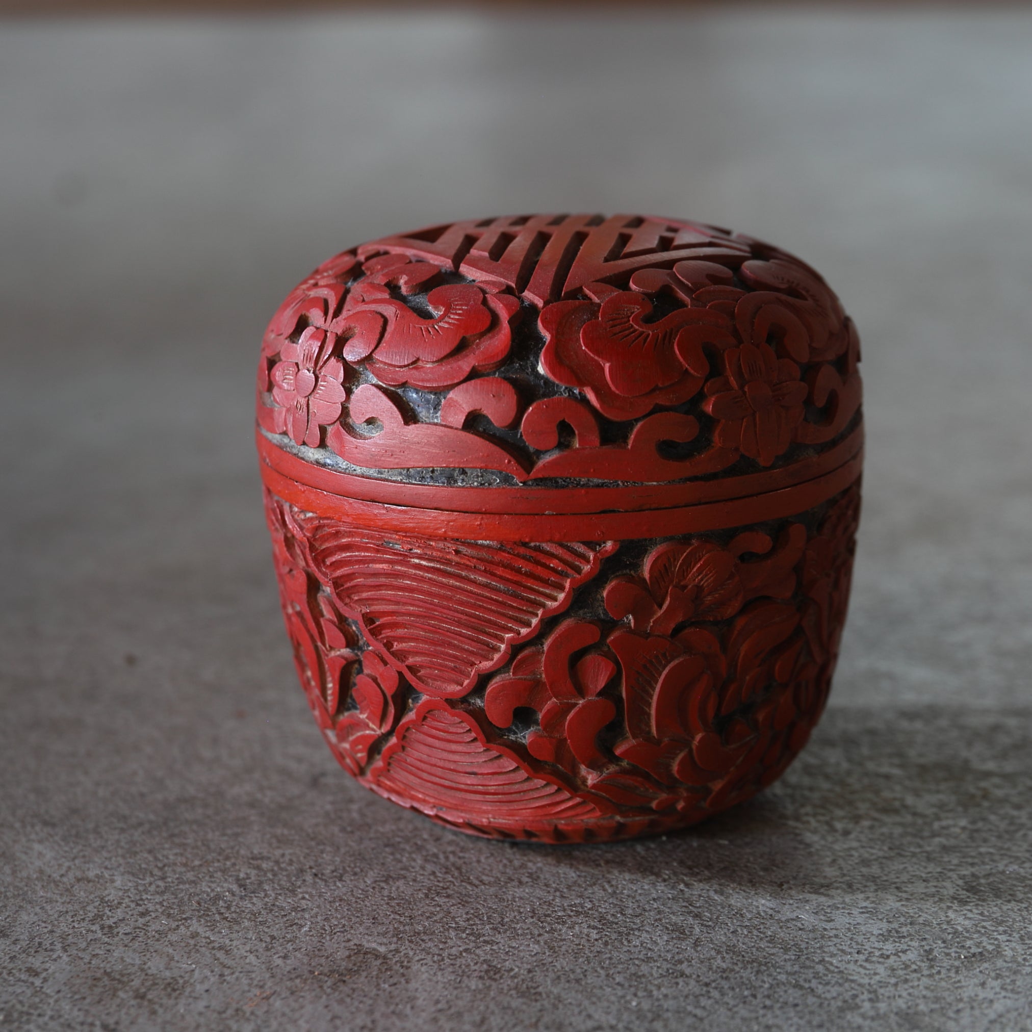 NATSUME VIEJO, Laca tallada roja con diseño de volutas florales, juego de 2, Moderno(Siglos XIX–XX)