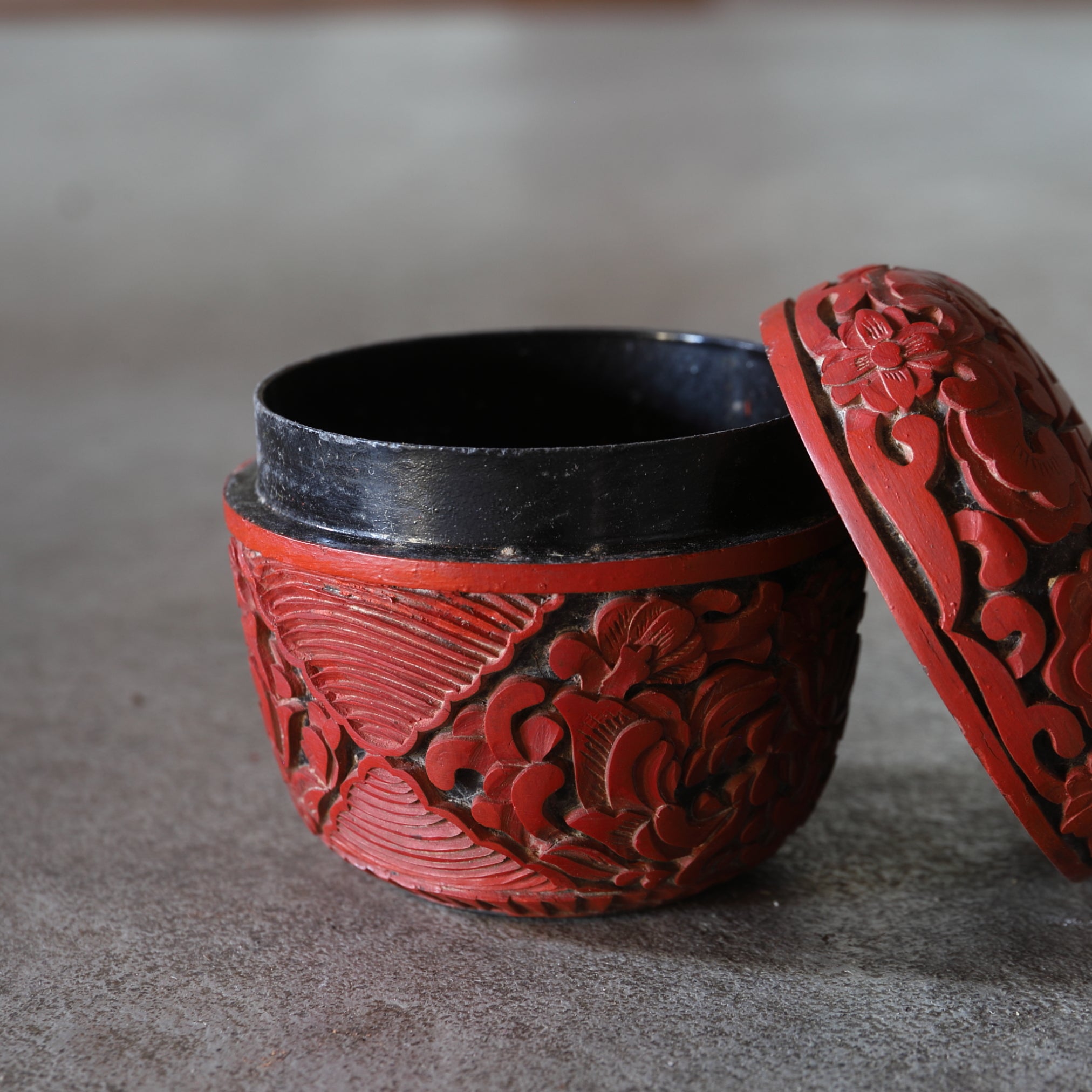 NATSUME VIEJO, Laca tallada roja con diseño de volutas florales, juego de 2, Moderno(Siglos XIX–XX)