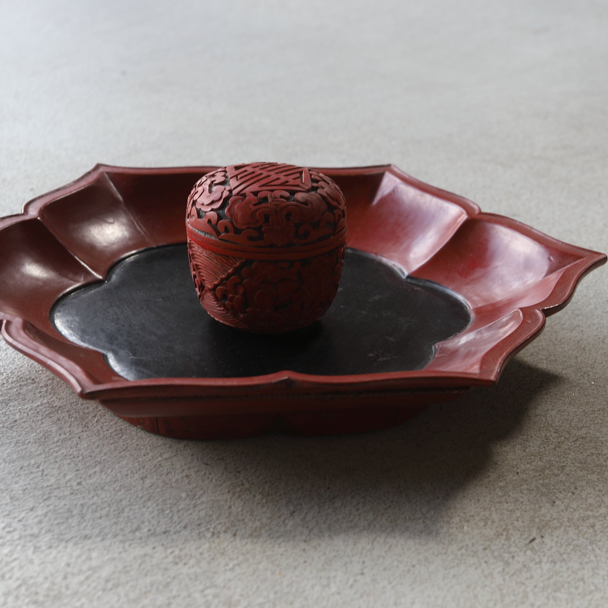 NATSUME VIEJO, Laca tallada roja con diseño de volutas florales, juego de 2, Moderno(Siglos XIX–XX)