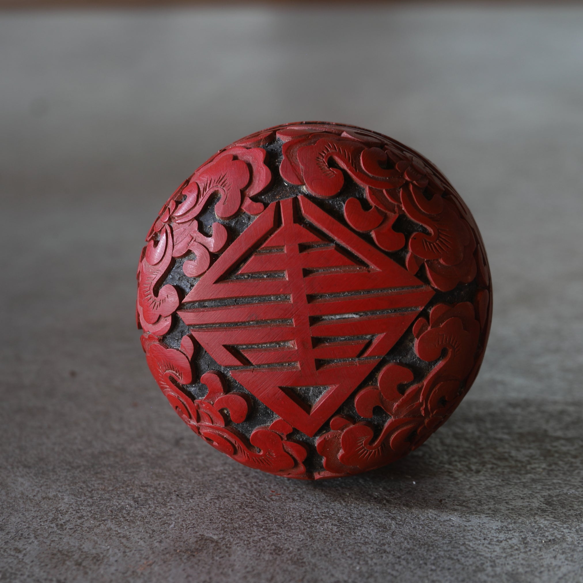 NATSUME VIEJO, Laca tallada roja con diseño de volutas florales, juego de 2, Moderno(Siglos XIX–XX)