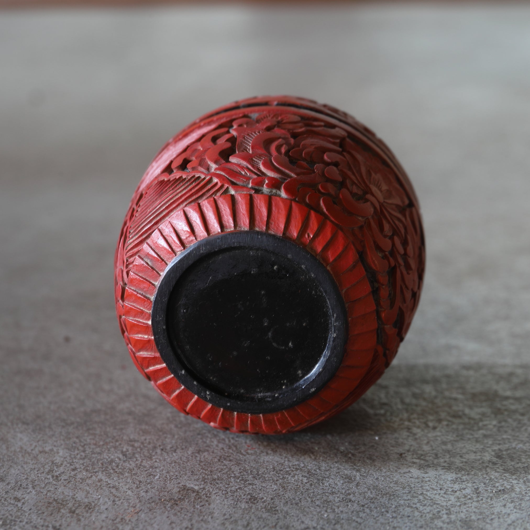 NATSUME VIEJO, Laca tallada roja con diseño de volutas florales, juego de 2, Moderno(Siglos XIX–XX)