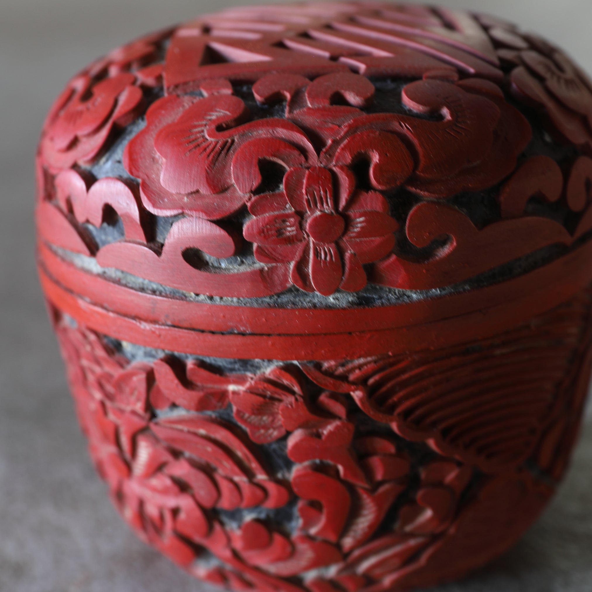 NATSUME VIEJO, Laca tallada roja con diseño de volutas florales, juego de 2, Moderno(Siglos XIX–XX)