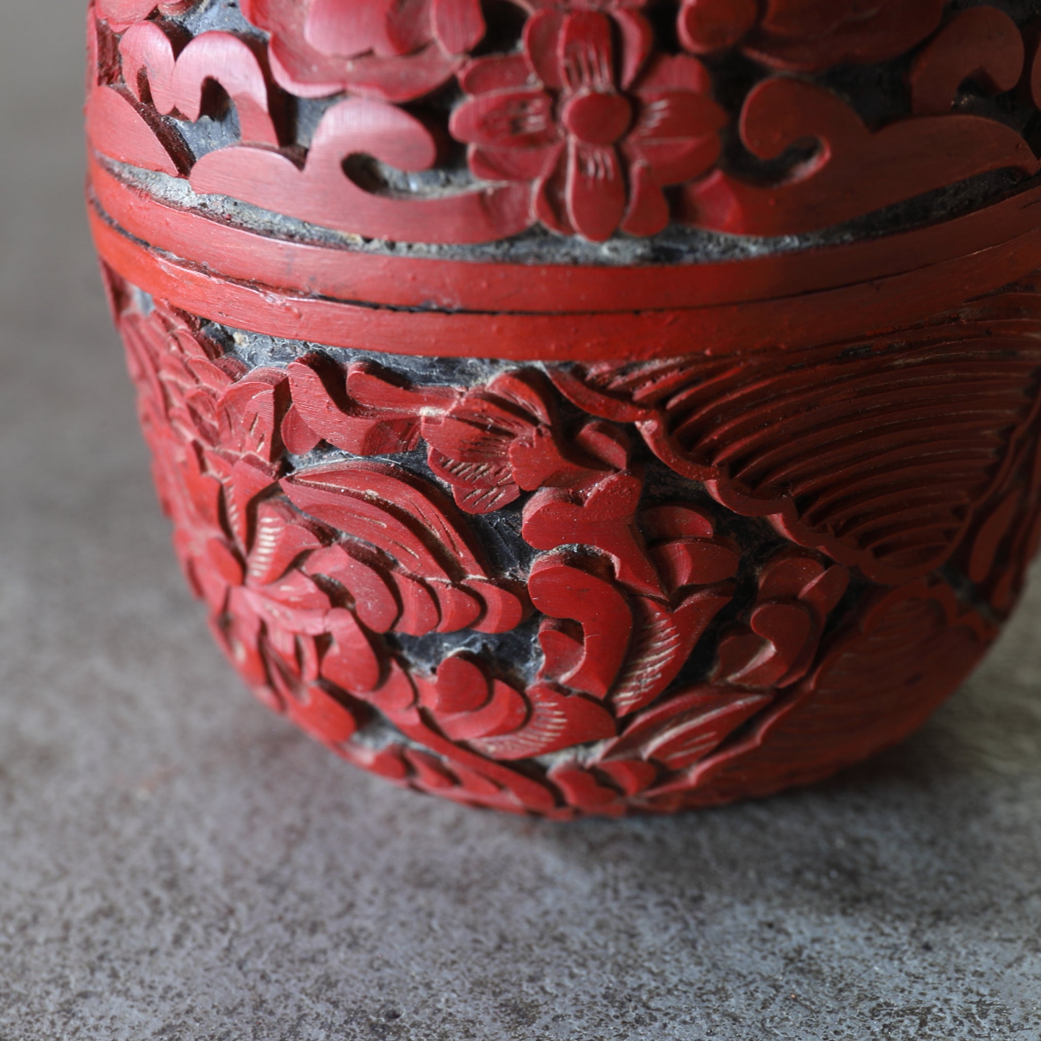 NATSUME VIEJO, Laca tallada roja con diseño de volutas florales, juego de 2, Moderno(Siglos XIX–XX)