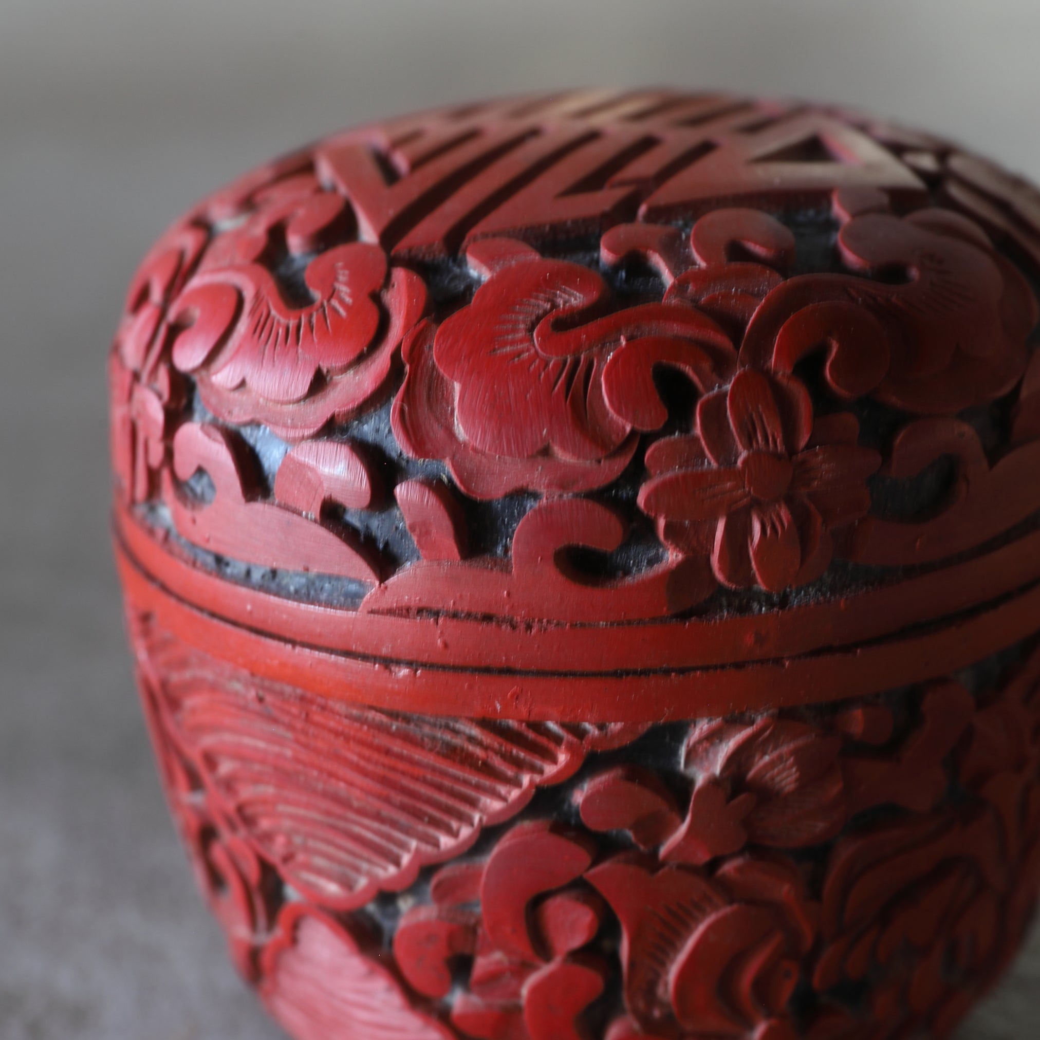 NATSUME VIEJO, Laca tallada roja con diseño de volutas florales, juego de 2, Moderno(Siglos XIX–XX)