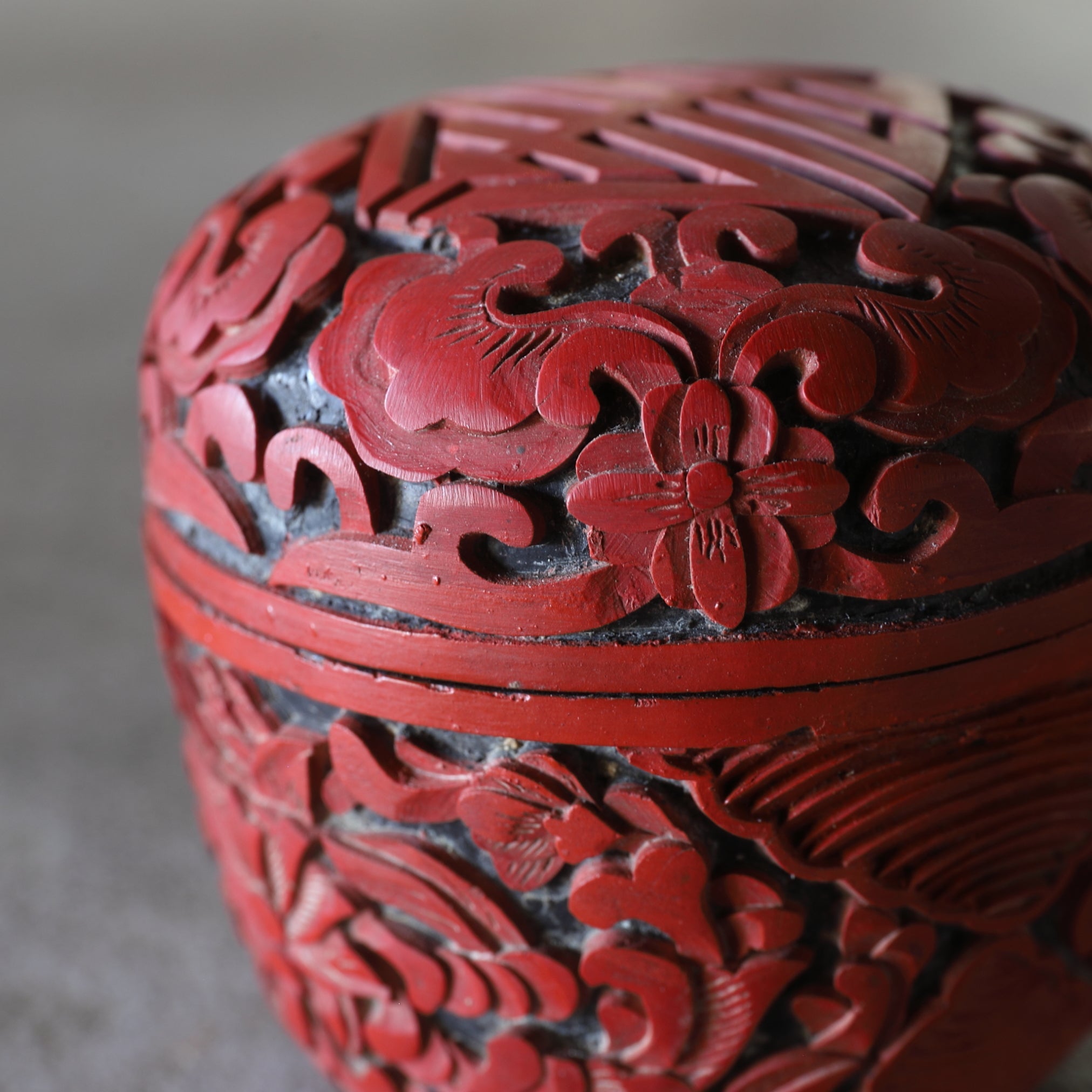 NATSUME VIEJO, Laca tallada roja con diseño de volutas florales, juego de 2, Moderno(Siglos XIX–XX)