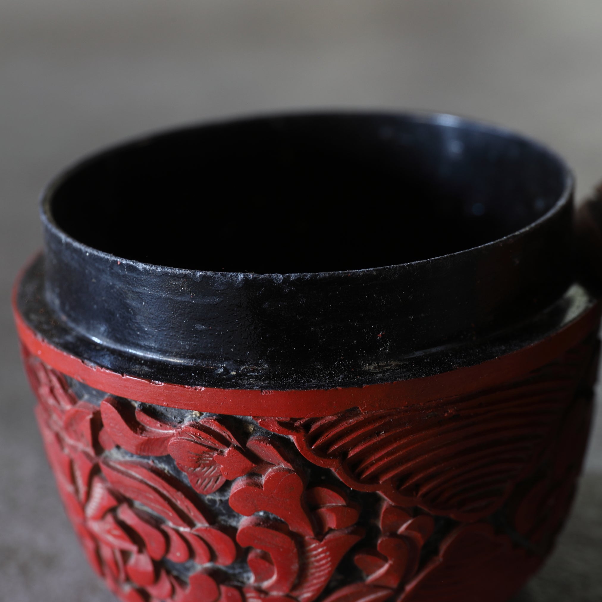 NATSUME VIEJO, Laca tallada roja con diseño de volutas florales, juego de 2, Moderno(Siglos XIX–XX)