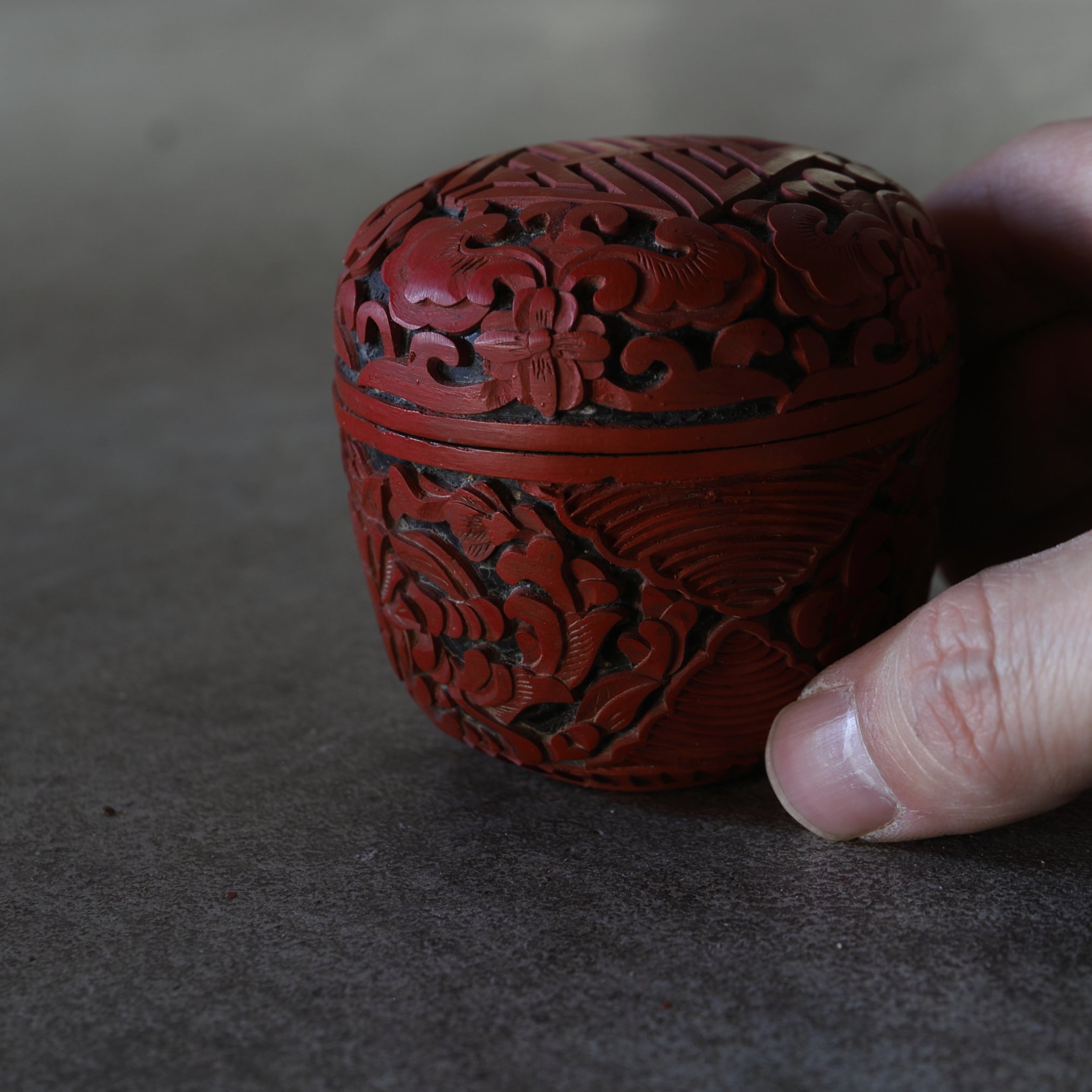 NATSUME VIEJO, Laca tallada roja con diseño de volutas florales, juego de 2, Moderno(Siglos XIX–XX)