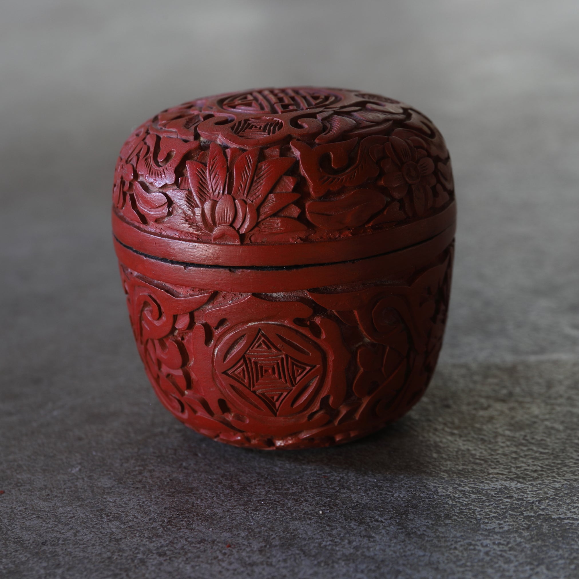 NATSUME VIEJO, Laca tallada roja con diseño de volutas florales, juego de 2, Moderno(Siglos XIX–XX)