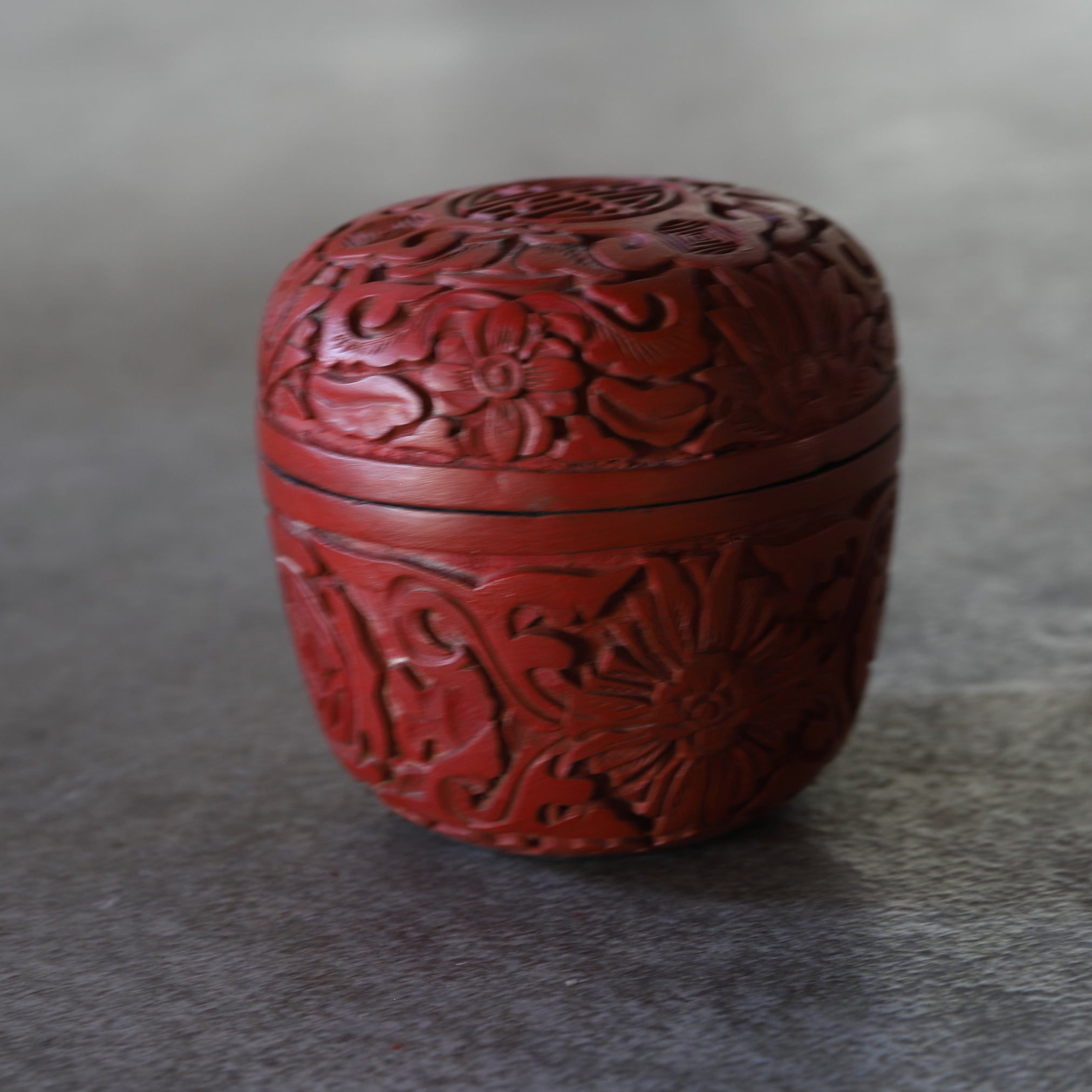 NATSUME VIEJO, Laca tallada roja con diseño de volutas florales, juego de 2, Moderno(Siglos XIX–XX)