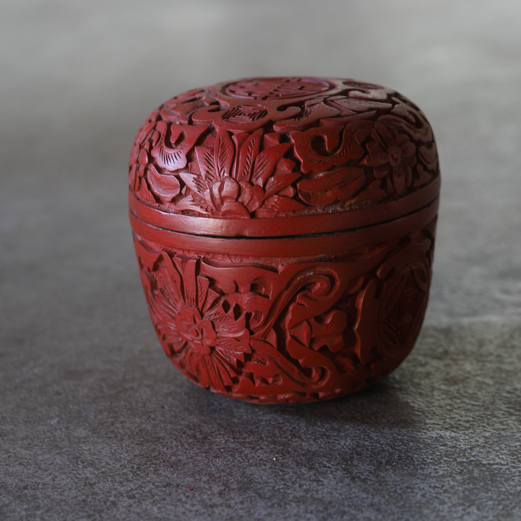 NATSUME VIEJO, Laca tallada roja con diseño de volutas florales, juego de 2, Moderno(Siglos XIX–XX)