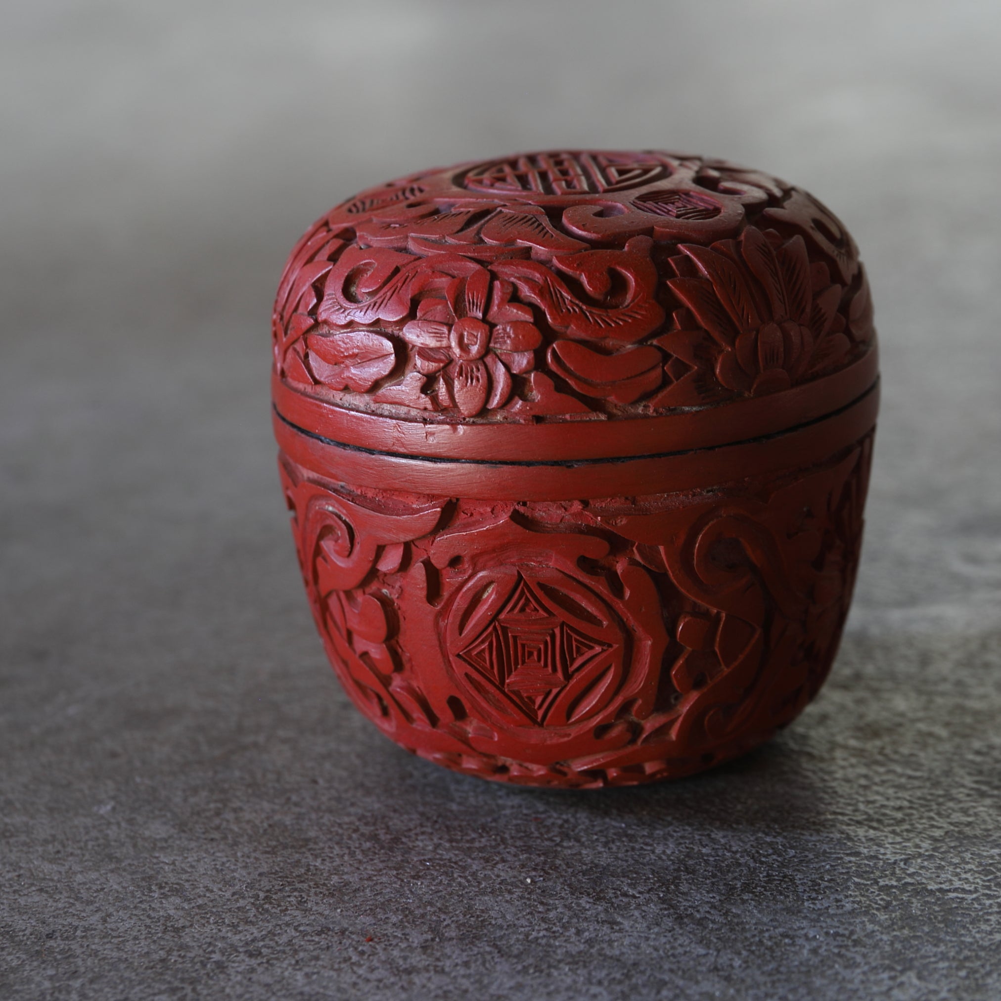 NATSUME VIEJO, Laca tallada roja con diseño de volutas florales, juego de 2, Moderno(Siglos XIX–XX)