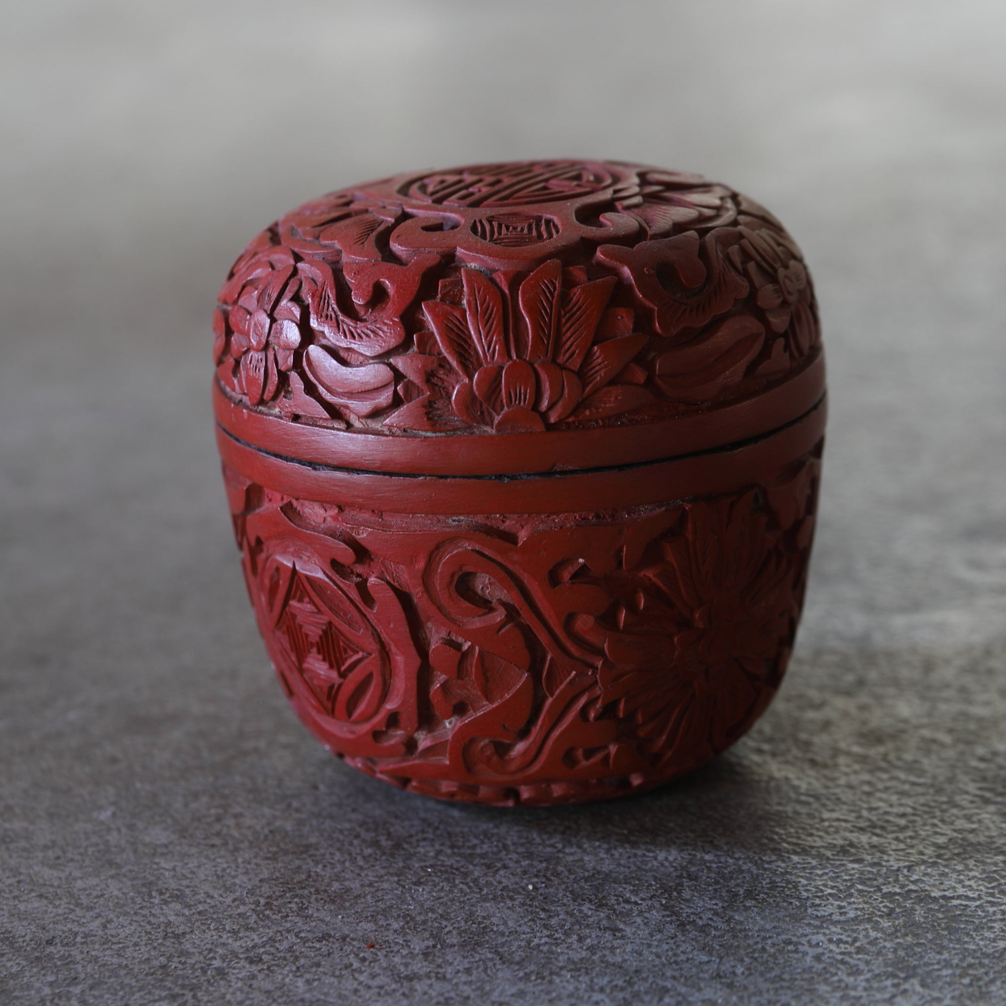 NATSUME VIEJO, Laca tallada roja con diseño de volutas florales, juego de 2, Moderno(Siglos XIX–XX)
