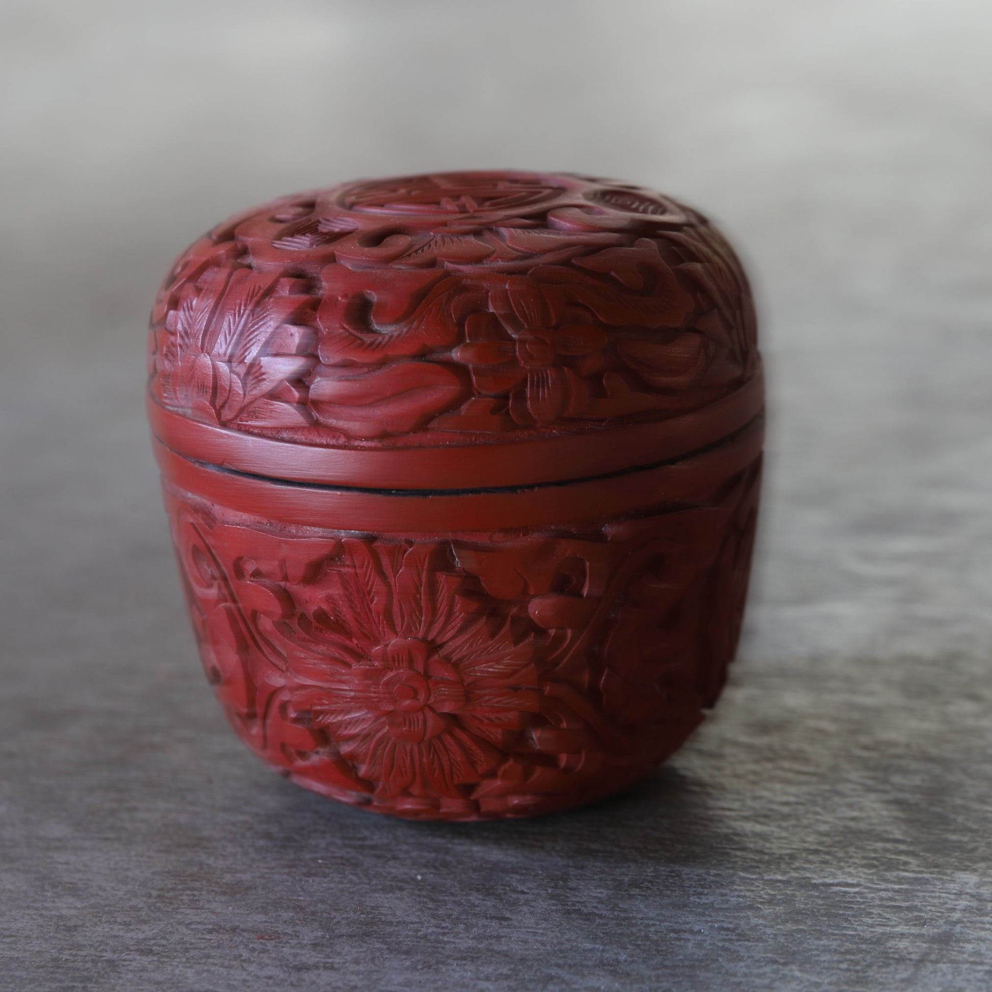 NATSUME VIEJO, Laca tallada roja con diseño de volutas florales, juego de 2, Moderno(Siglos XIX–XX)