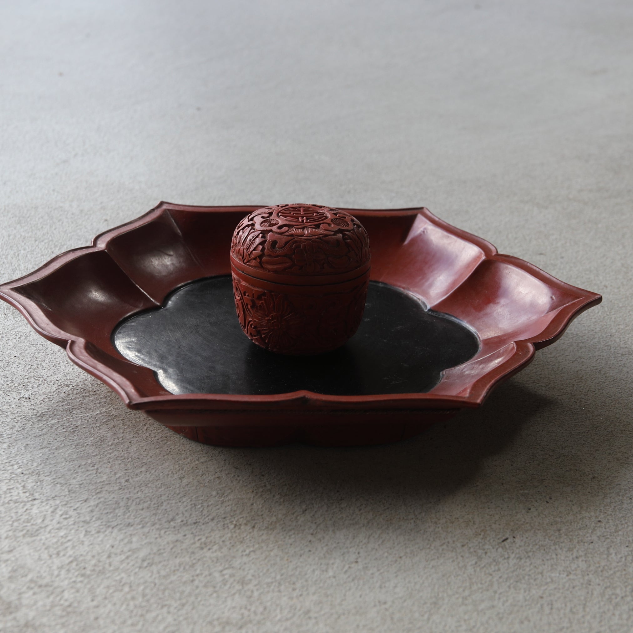 NATSUME VIEJO, Laca tallada roja con diseño de volutas florales, juego de 2, Moderno(Siglos XIX–XX)