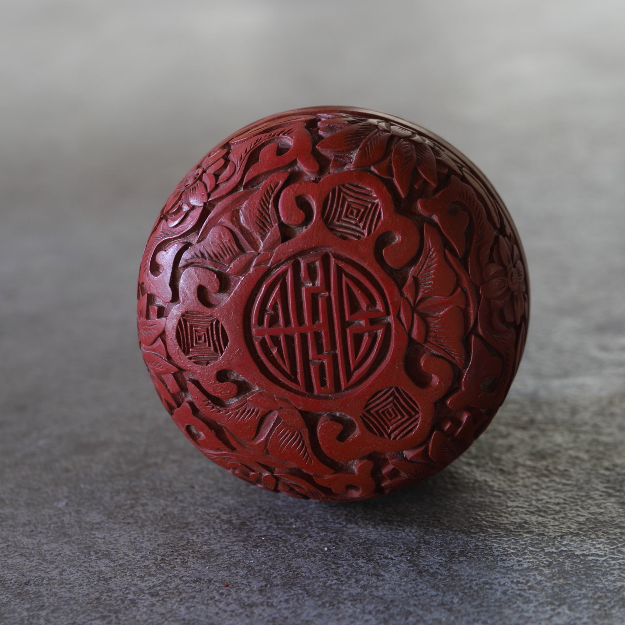 NATSUME VIEJO, Laca tallada roja con diseño de volutas florales, juego de 2, Moderno(Siglos XIX–XX)