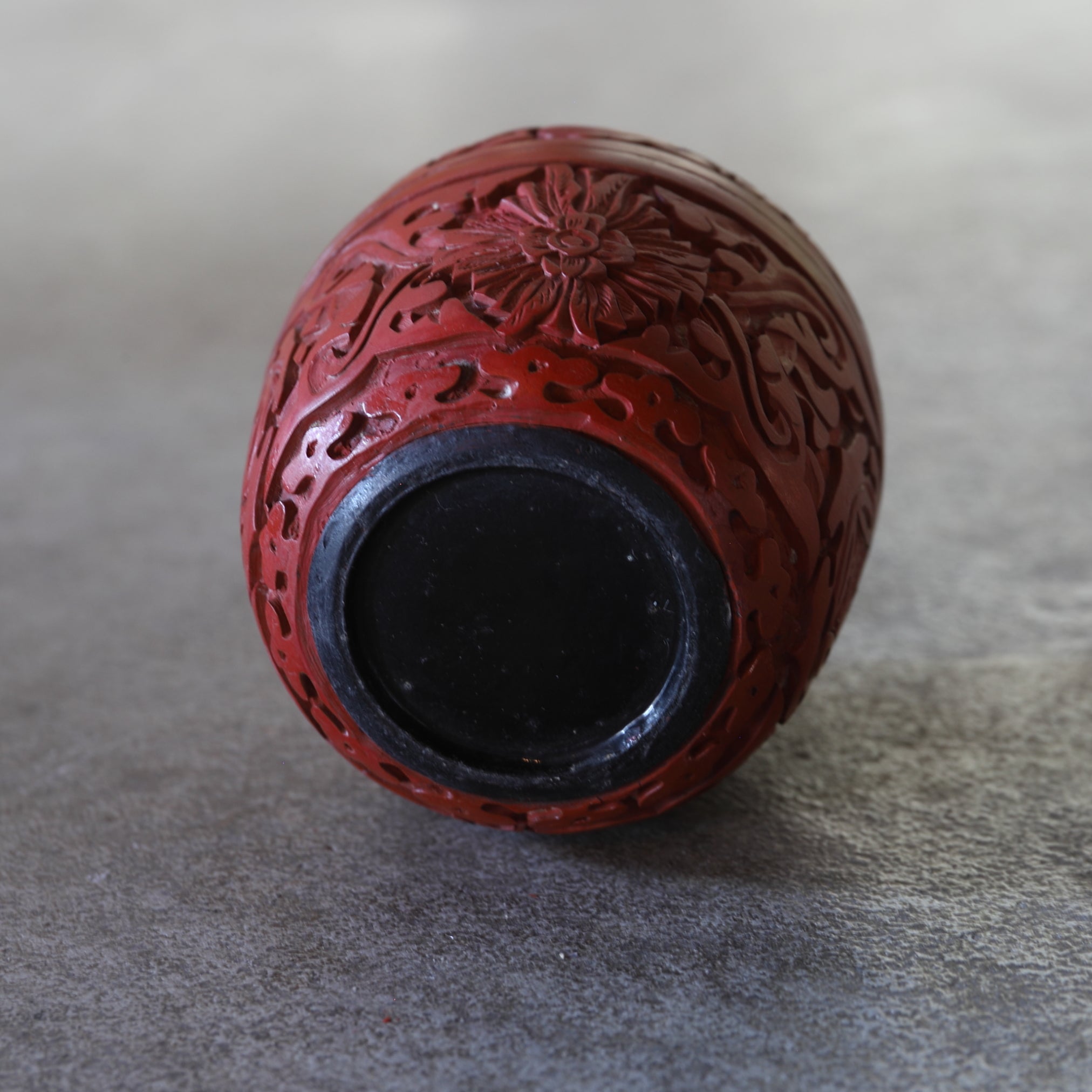 NATSUME VIEJO, Laca tallada roja con diseño de volutas florales, juego de 2, Moderno(Siglos XIX–XX)
