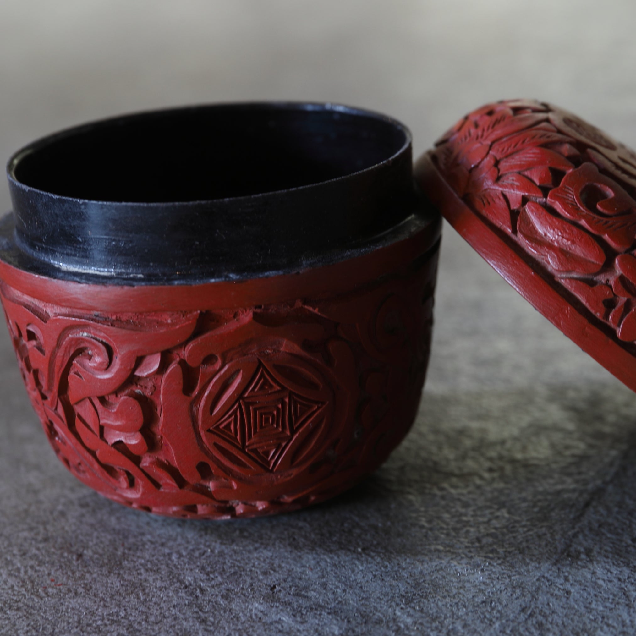 NATSUME VIEJO, Laca tallada roja con diseño de volutas florales, juego de 2, Moderno(Siglos XIX–XX)
