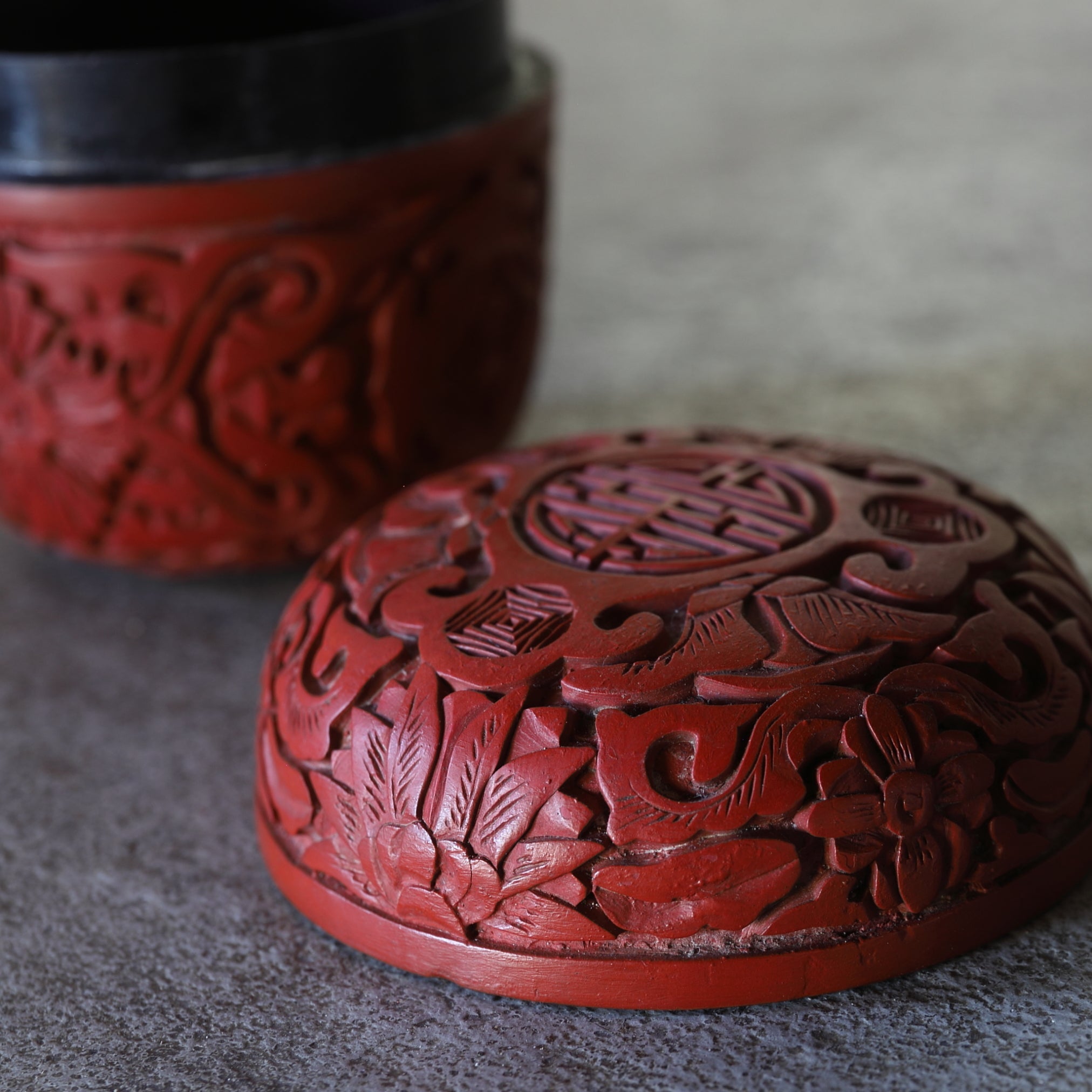 NATSUME VIEJO, Laca tallada roja con diseño de volutas florales, juego de 2, Moderno(Siglos XIX–XX)