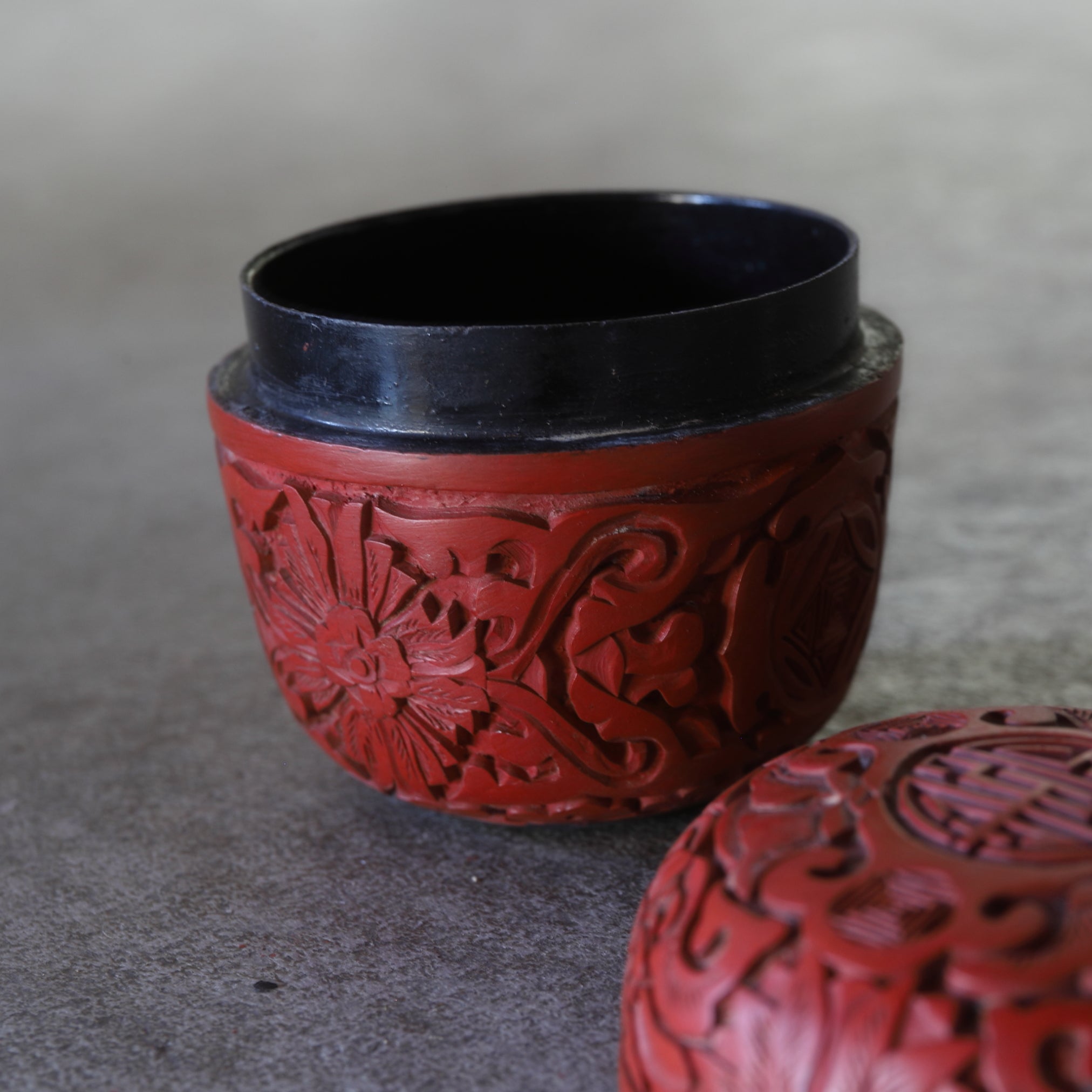 NATSUME VIEJO, Laca tallada roja con diseño de volutas florales, juego de 2, Moderno(Siglos XIX–XX)