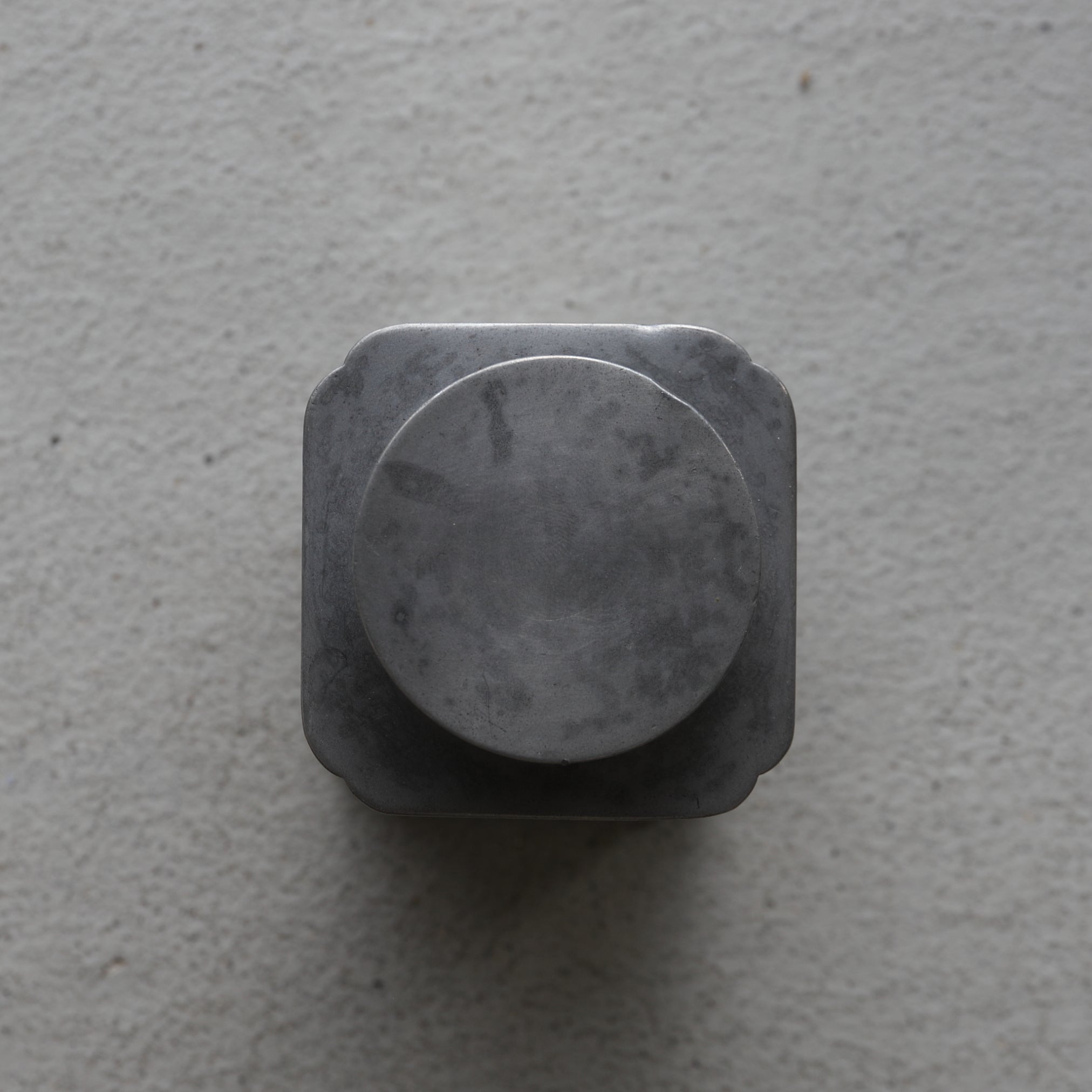 علبة شاي قصديرية قديمة، من مربع الشكل، أونشو موي زو ، عهد أسرة تشينغ(1616–1911 ميلاديًا)