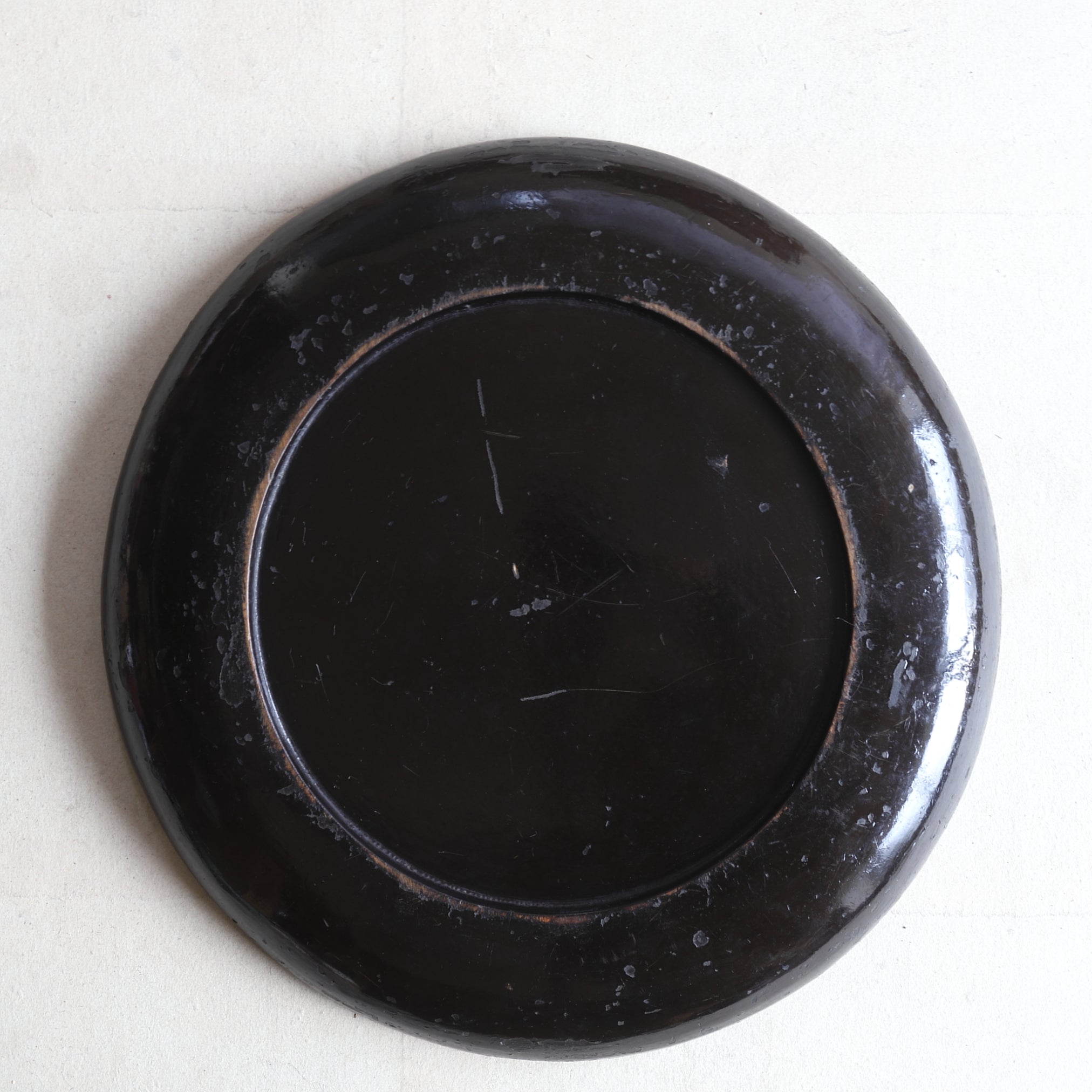 صينية مطلية باللك الأسود دائرية ، فترة إيدو(1603–1867 ميلاديًا)