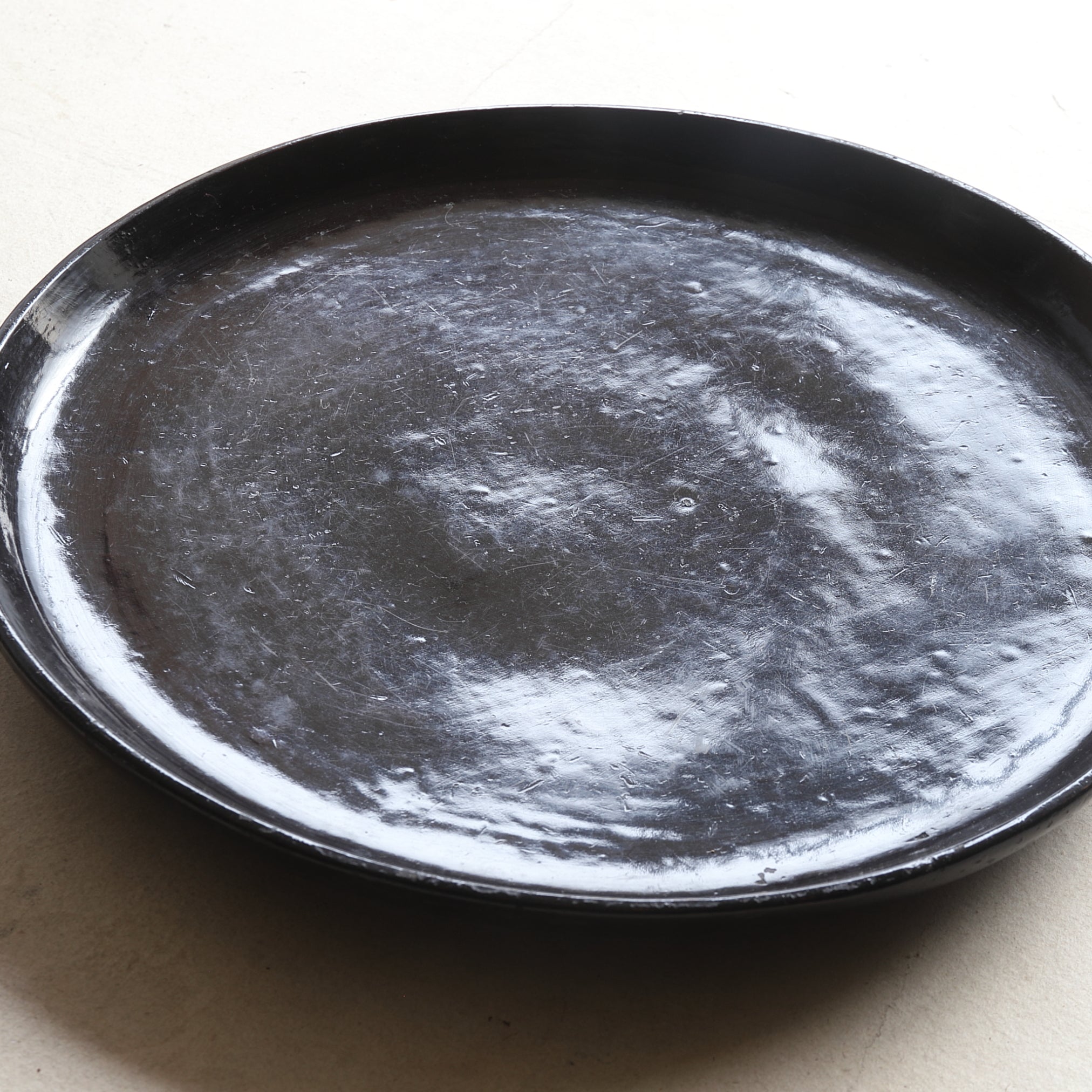 BANDEJA LACADA EN NEGRO REDONDA, Período Edo(1603–1867 d. C.)