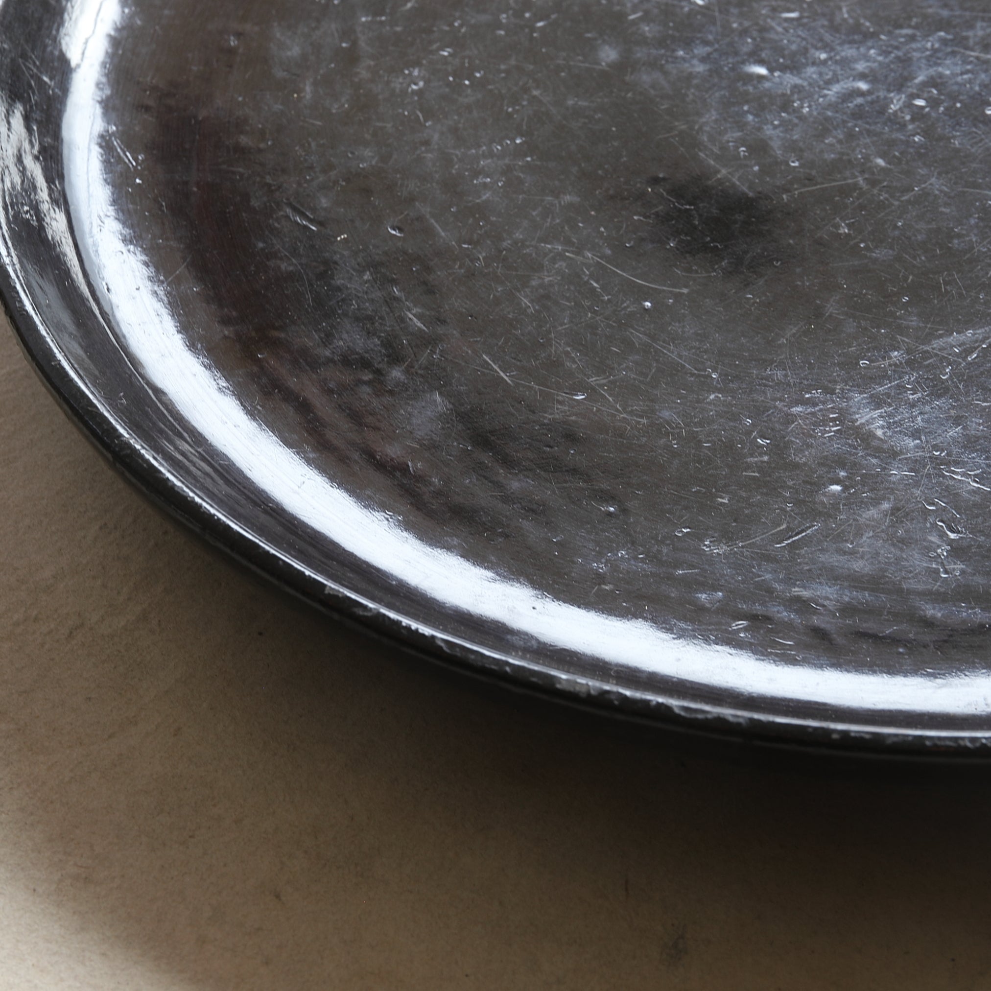 BANDEJA LACADA EN NEGRO REDONDA, Período Edo(1603–1867 d. C.)
