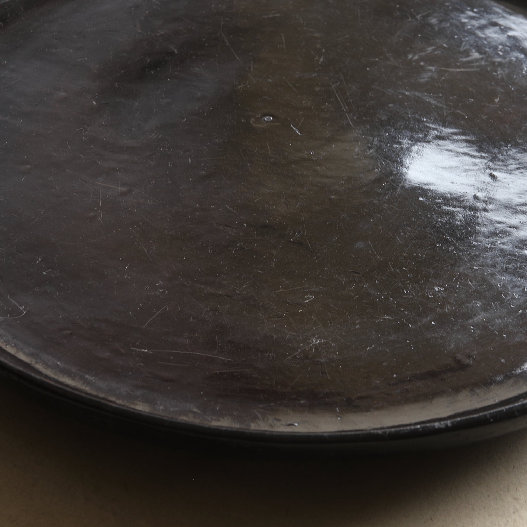 BANDEJA LACADA EN NEGRO REDONDA, Período Edo(1603–1867 d. C.)
