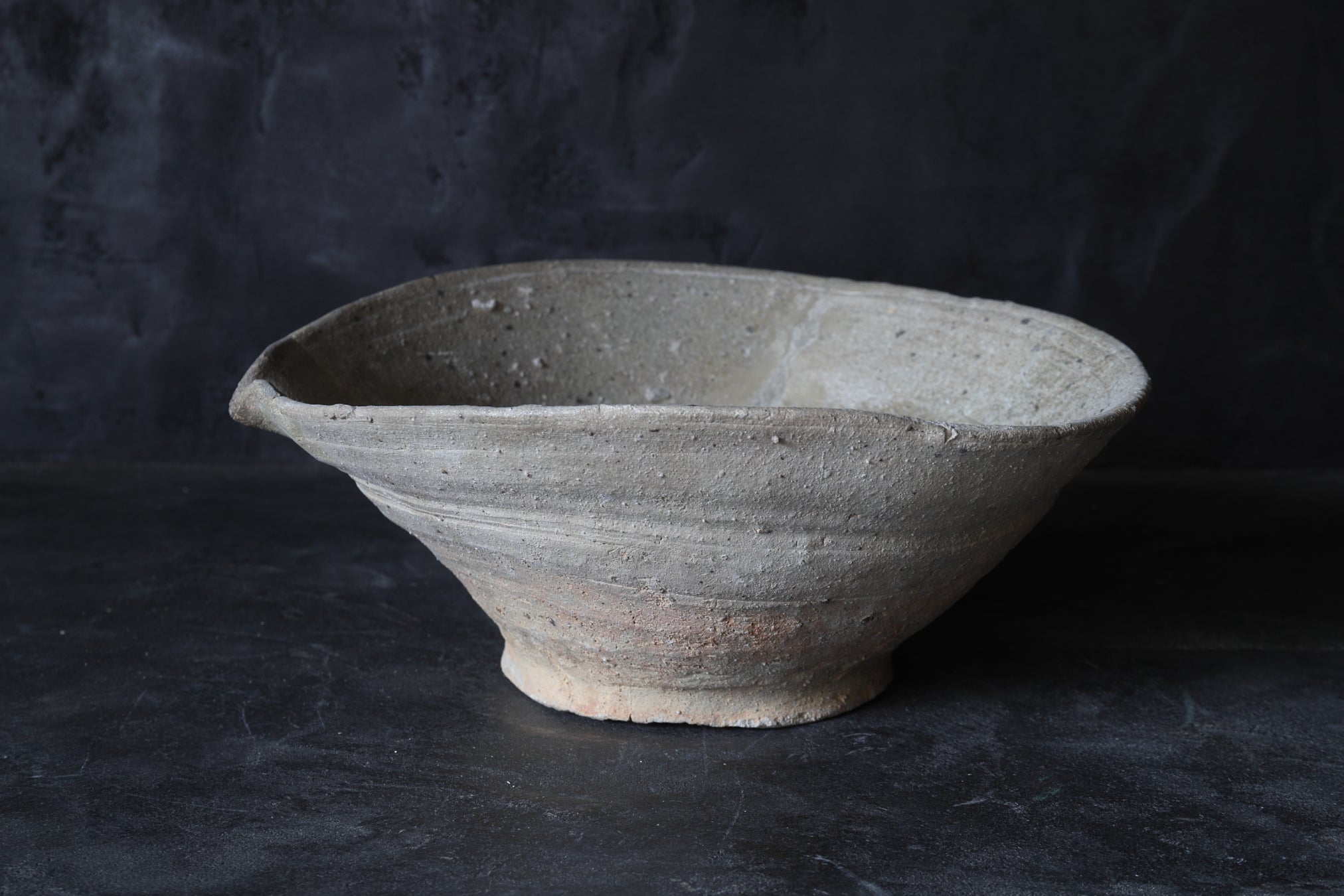 CUENCO CON PICO GRANDE, Ko-Tokoname, Período Heian–Kamakura(794–1333 d. C.)