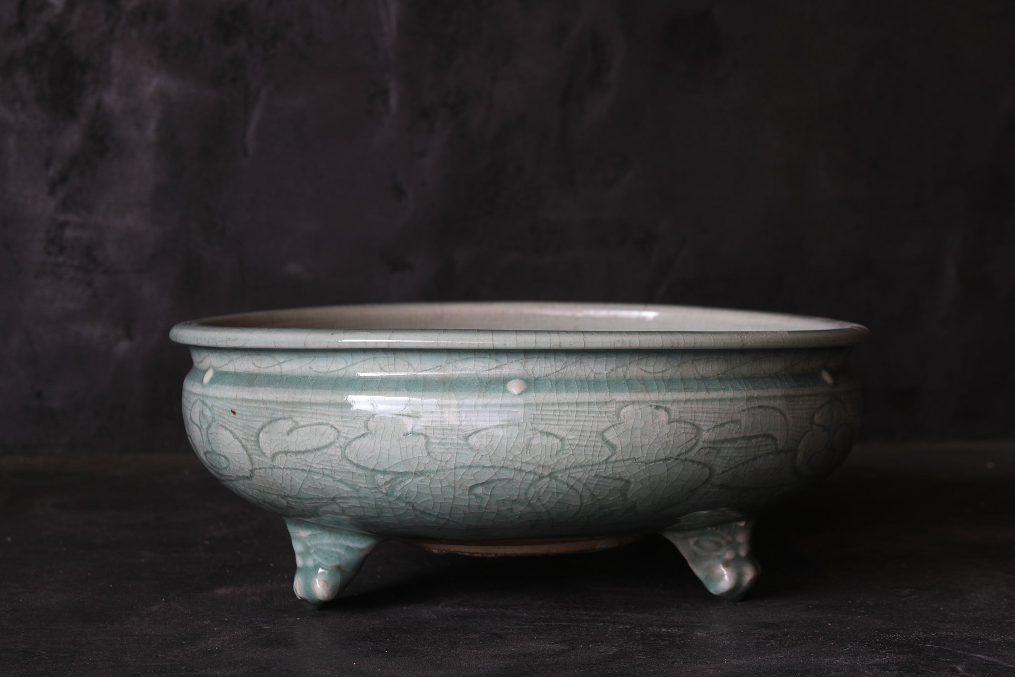 SCHALE / TOPF FÜR ACORUS GRAMINEUS, Seladon mit eingekerbte pfingstrosen-rankenmuster mit drei beinen, erbstück, Ming-Dynastie(1368–1644 n. Chr.)
