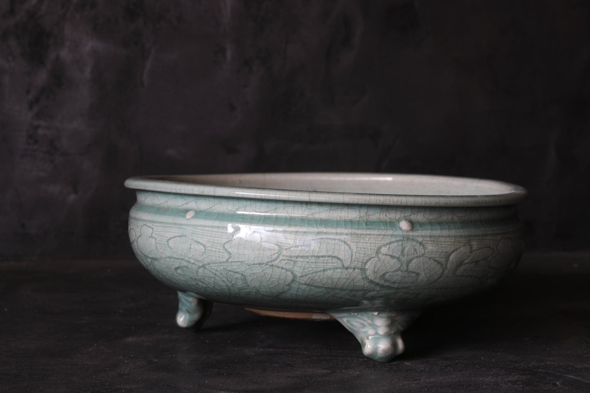 SCHALE / TOPF FÜR ACORUS GRAMINEUS, Seladon mit eingekerbte pfingstrosen-rankenmuster mit drei beinen, erbstück, Ming-Dynastie(1368–1644 n. Chr.)