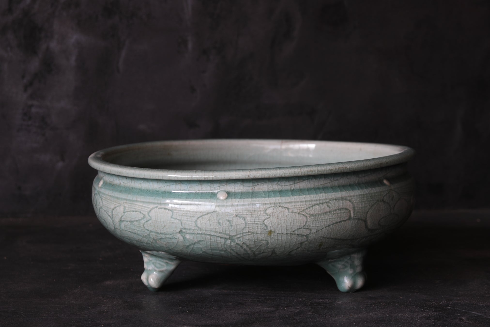 SCHALE / TOPF FÜR ACORUS GRAMINEUS, Seladon mit eingekerbte pfingstrosen-rankenmuster mit drei beinen, erbstück, Ming-Dynastie(1368–1644 n. Chr.)