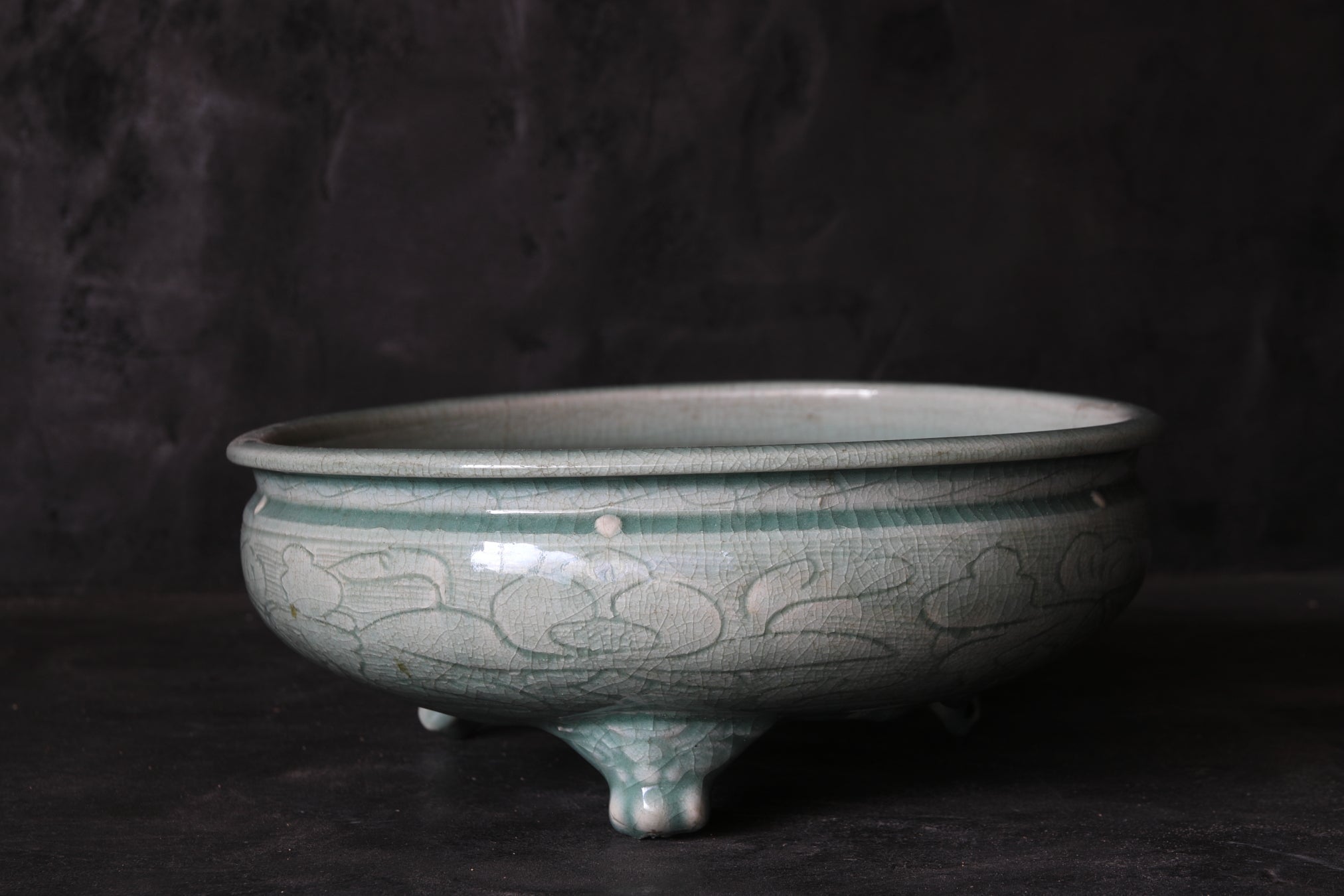SCHALE / TOPF FÜR ACORUS GRAMINEUS, Seladon mit eingekerbte pfingstrosen-rankenmuster mit drei beinen, erbstück, Ming-Dynastie(1368–1644 n. Chr.)