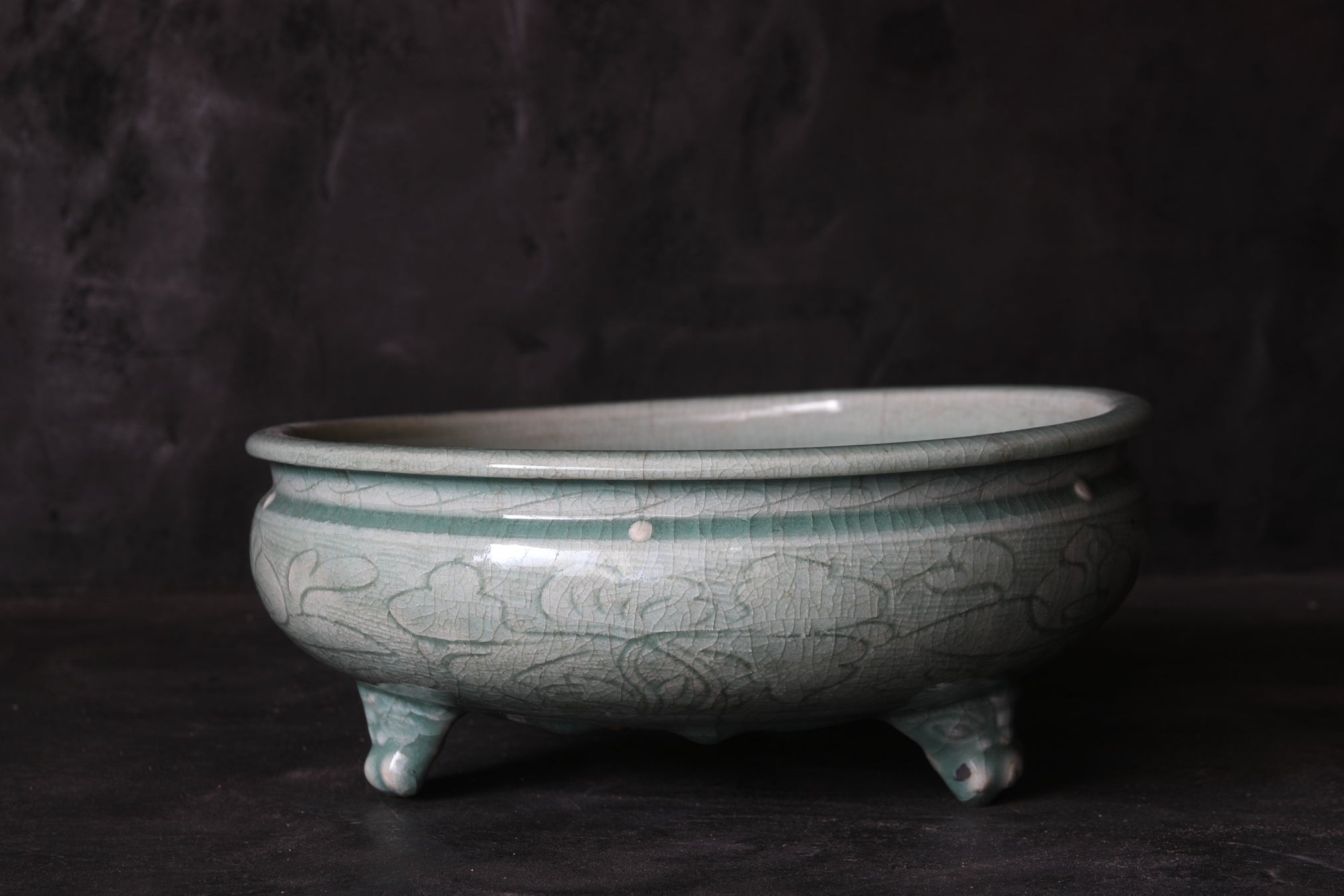 SCHALE / TOPF FÜR ACORUS GRAMINEUS, Seladon mit eingekerbte pfingstrosen-rankenmuster mit drei beinen, erbstück, Ming-Dynastie(1368–1644 n. Chr.)